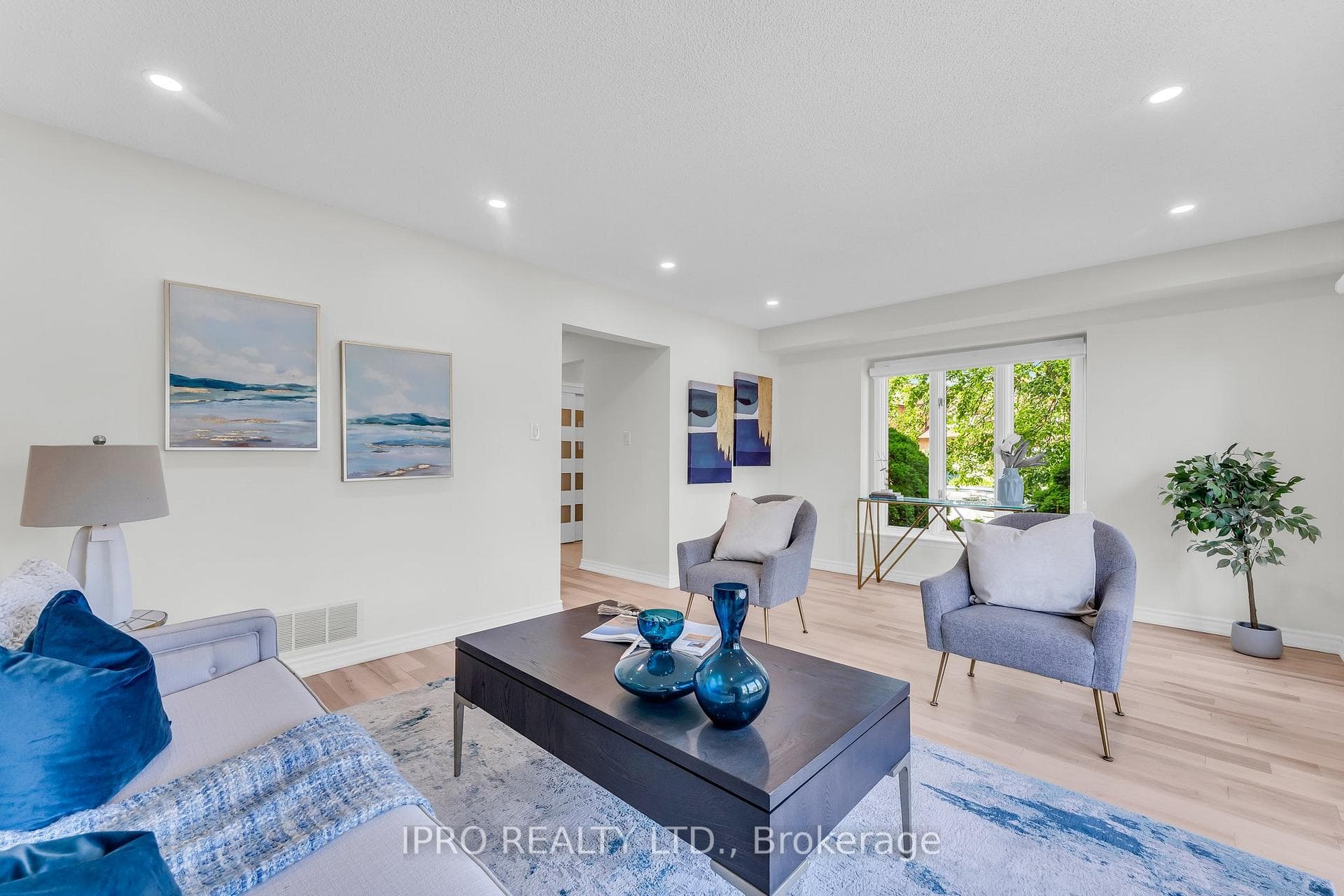 1699 Heathside Crescent photo 9