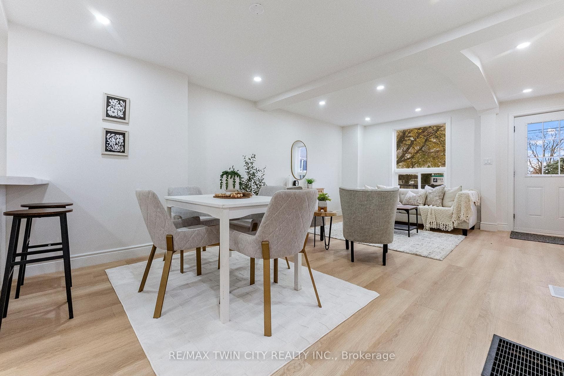 581 John Street photo 11