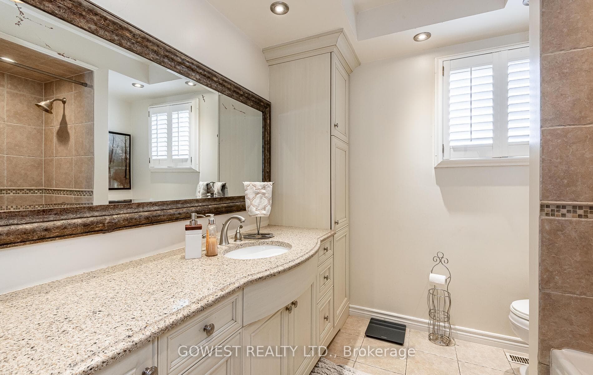 6225 Tenth Line photo 24