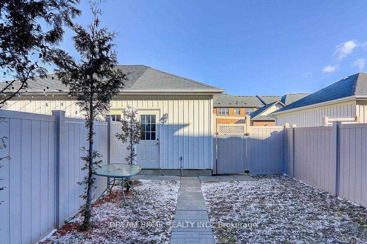 804 Castlemore Avenue photo 33