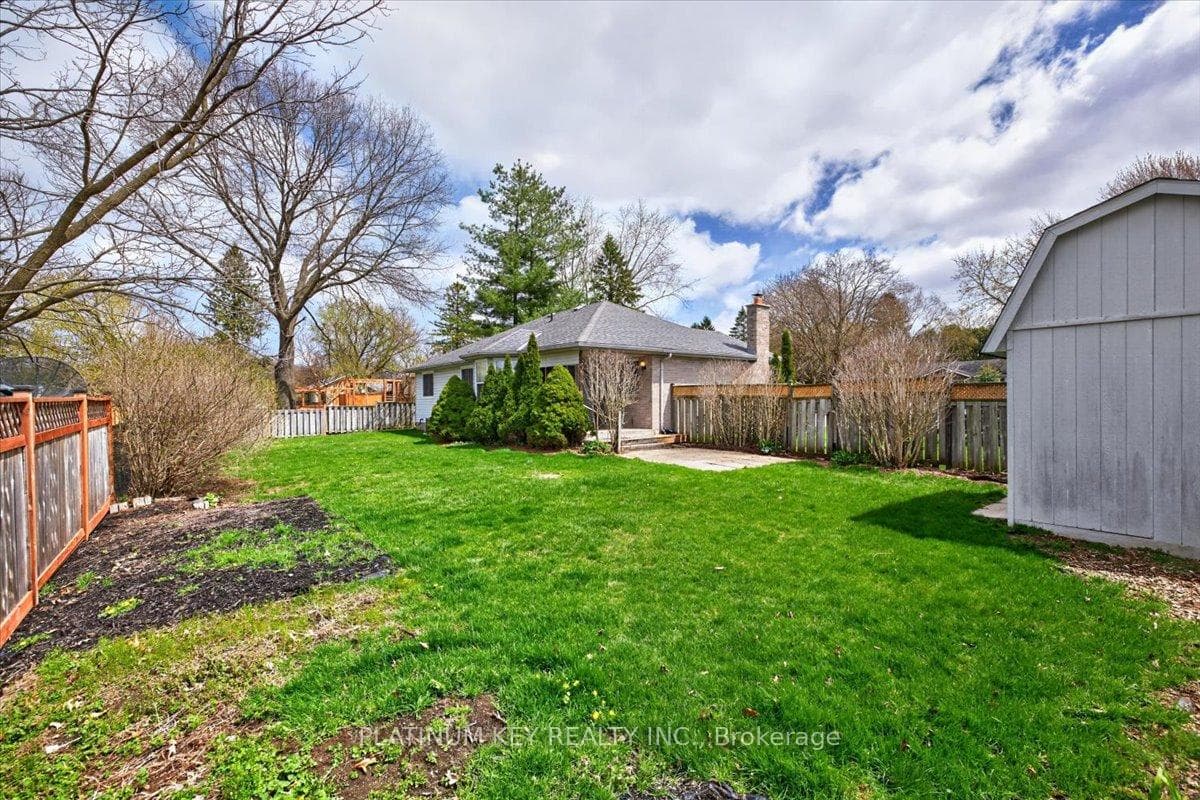 576 Helen Street photo 21