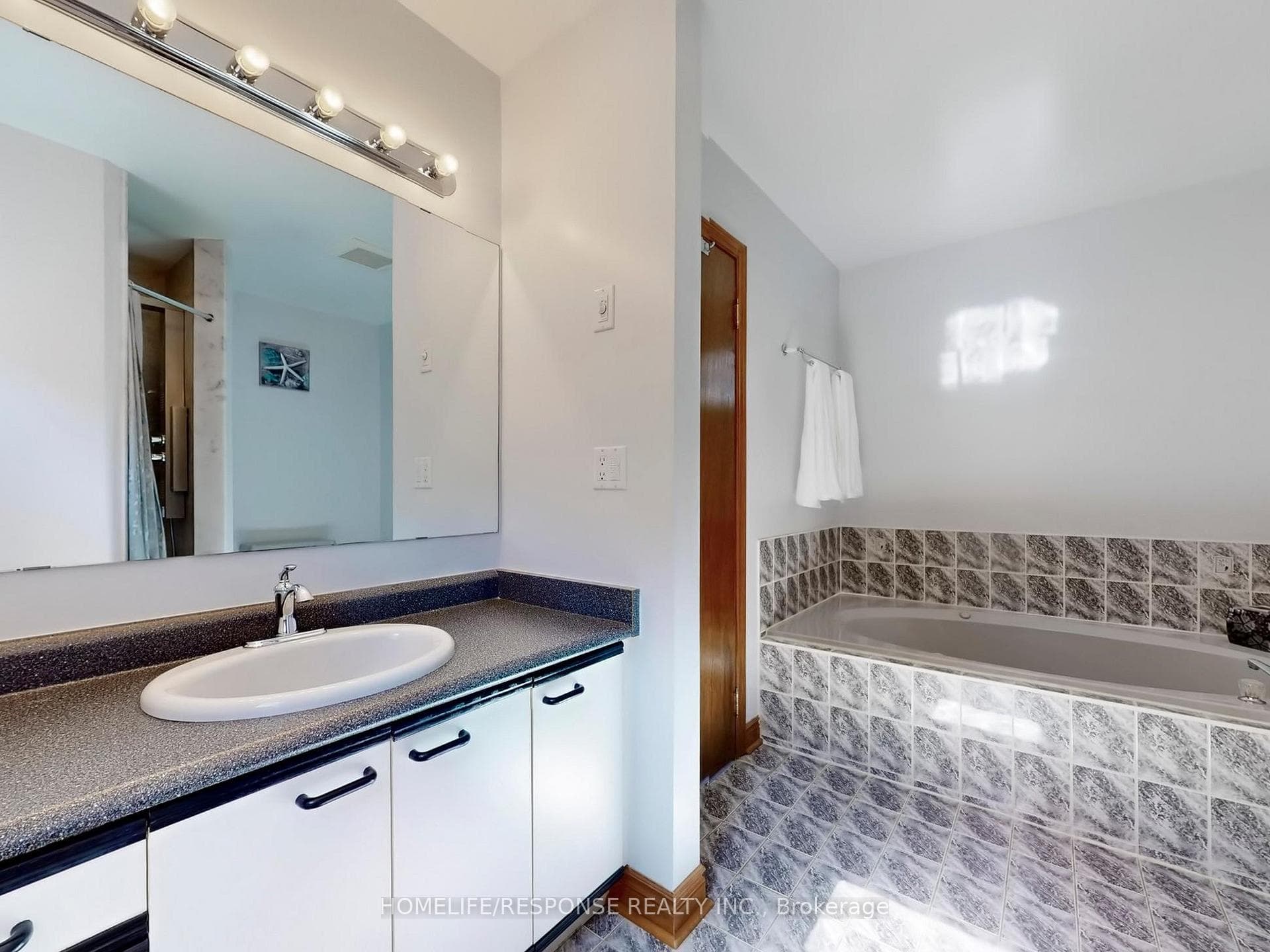 5941 LEESIDE Crescent photo 26