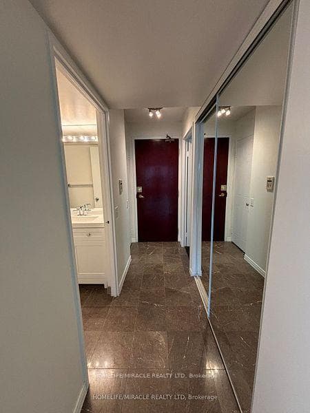 750 Bay Street Unit 2210 photo 2