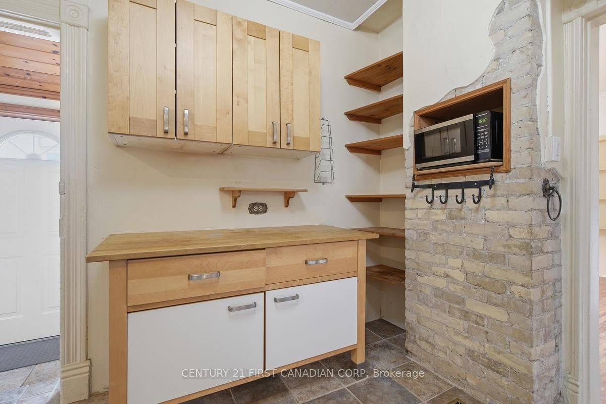 834 Colborne Street photo 14