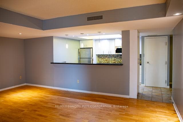 Breakfast Bar & Dinning Area