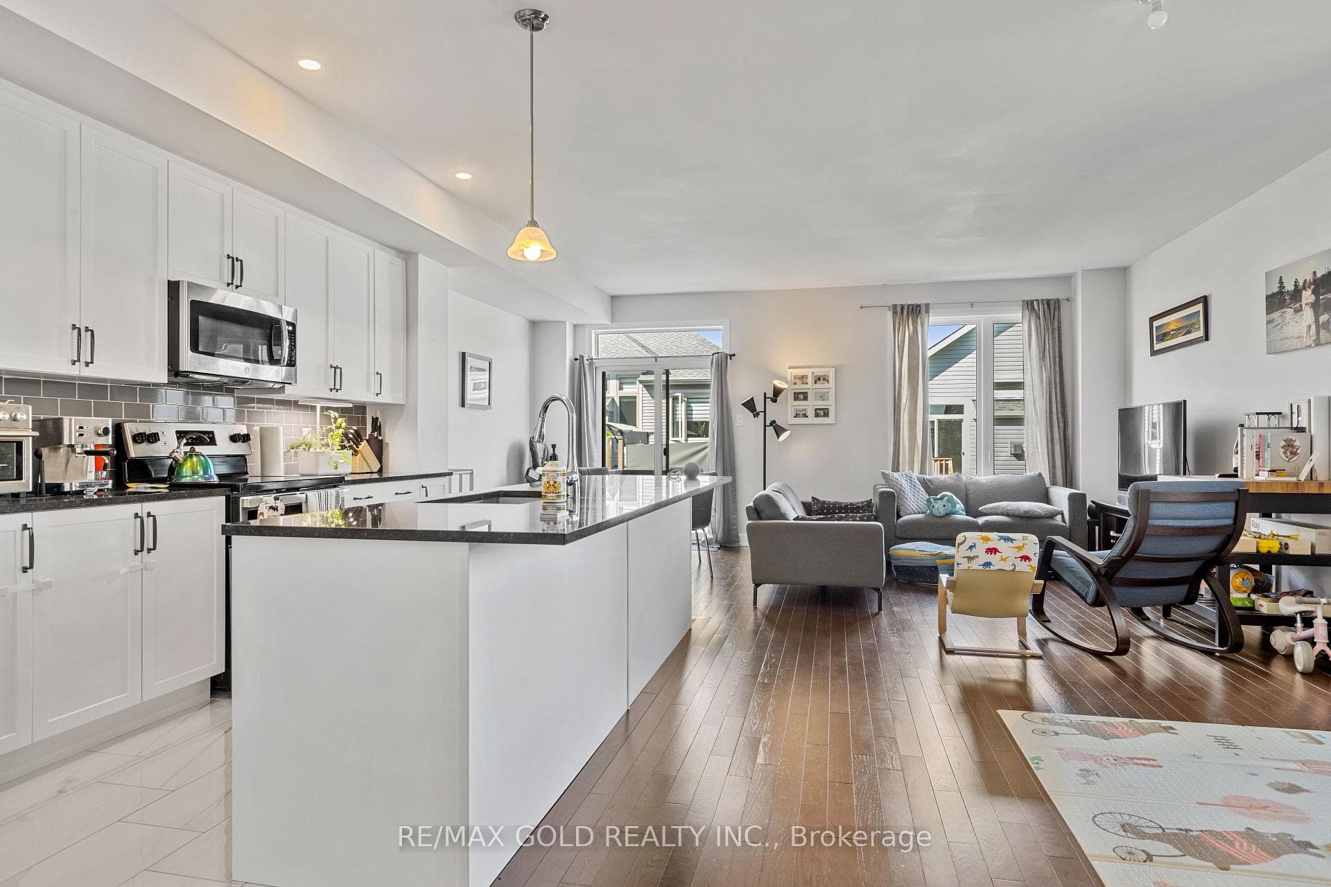 329 Grackle Street photo 9