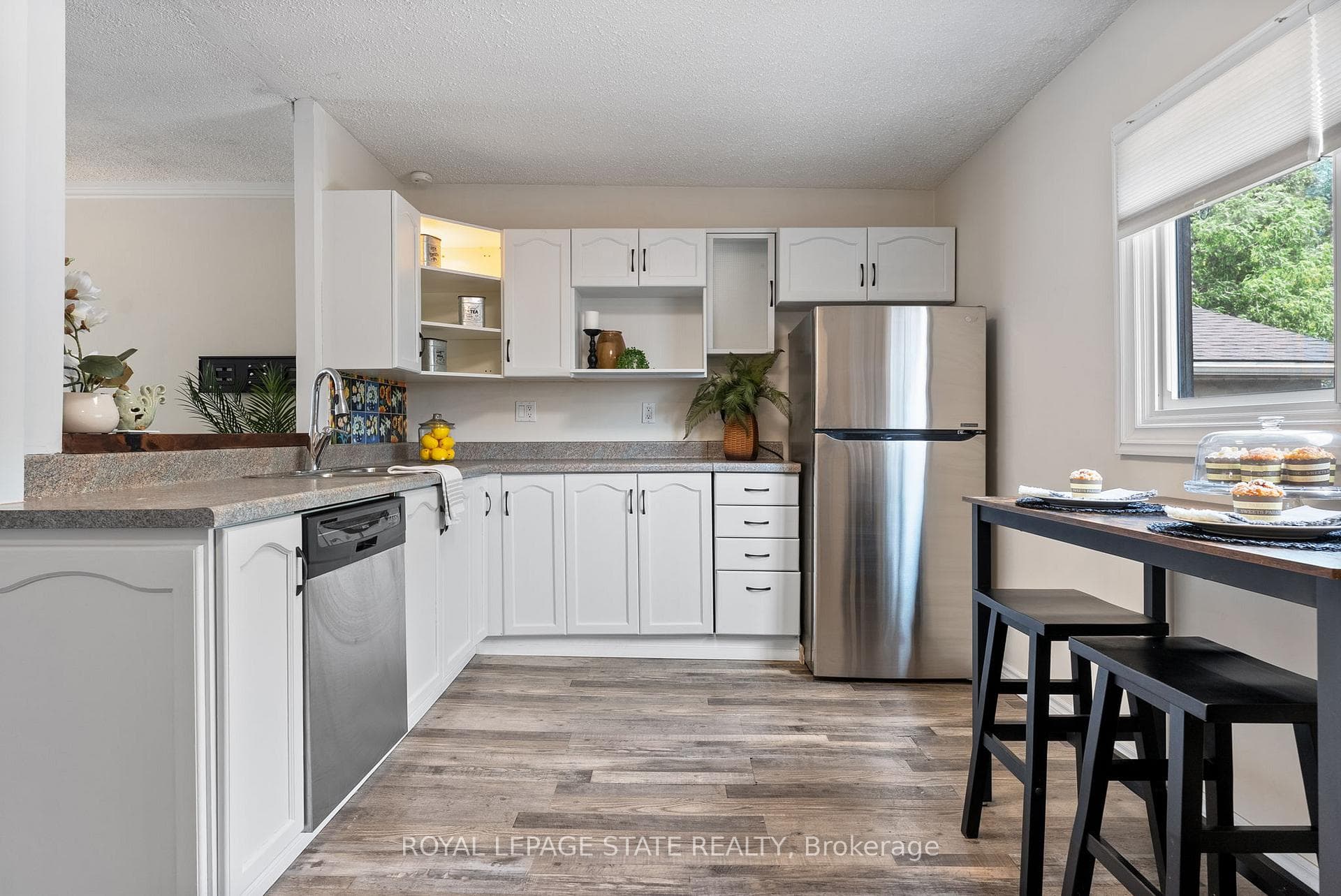 544 Mary Street photo 8