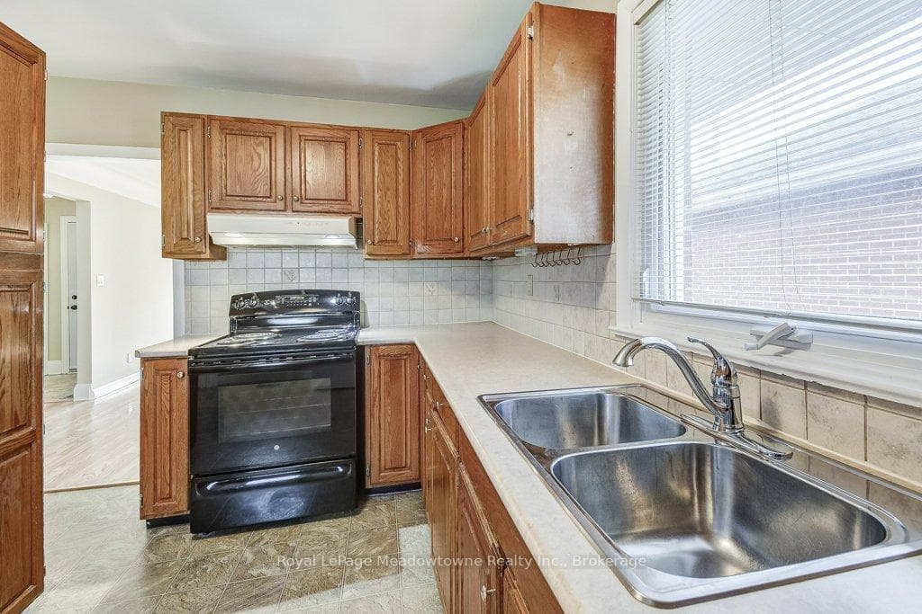 24 McMaster Avenue photo 20