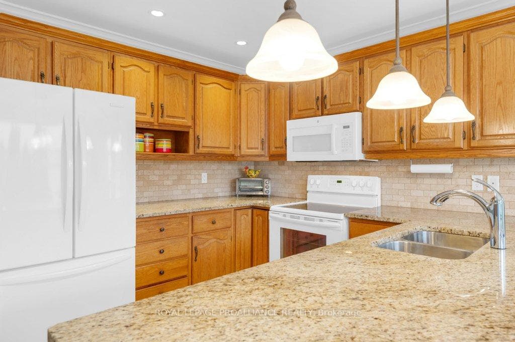 30 Springbrook Crescent photo 5
