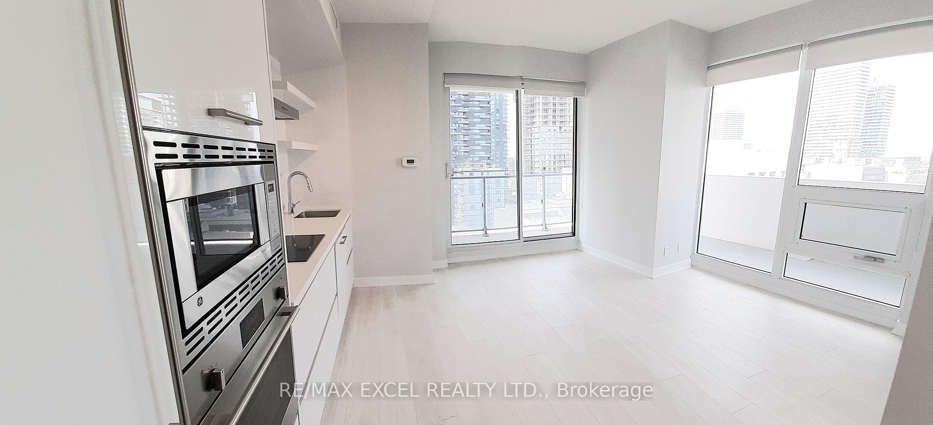 2221 Yonge Street Unit 1502 photo 3
