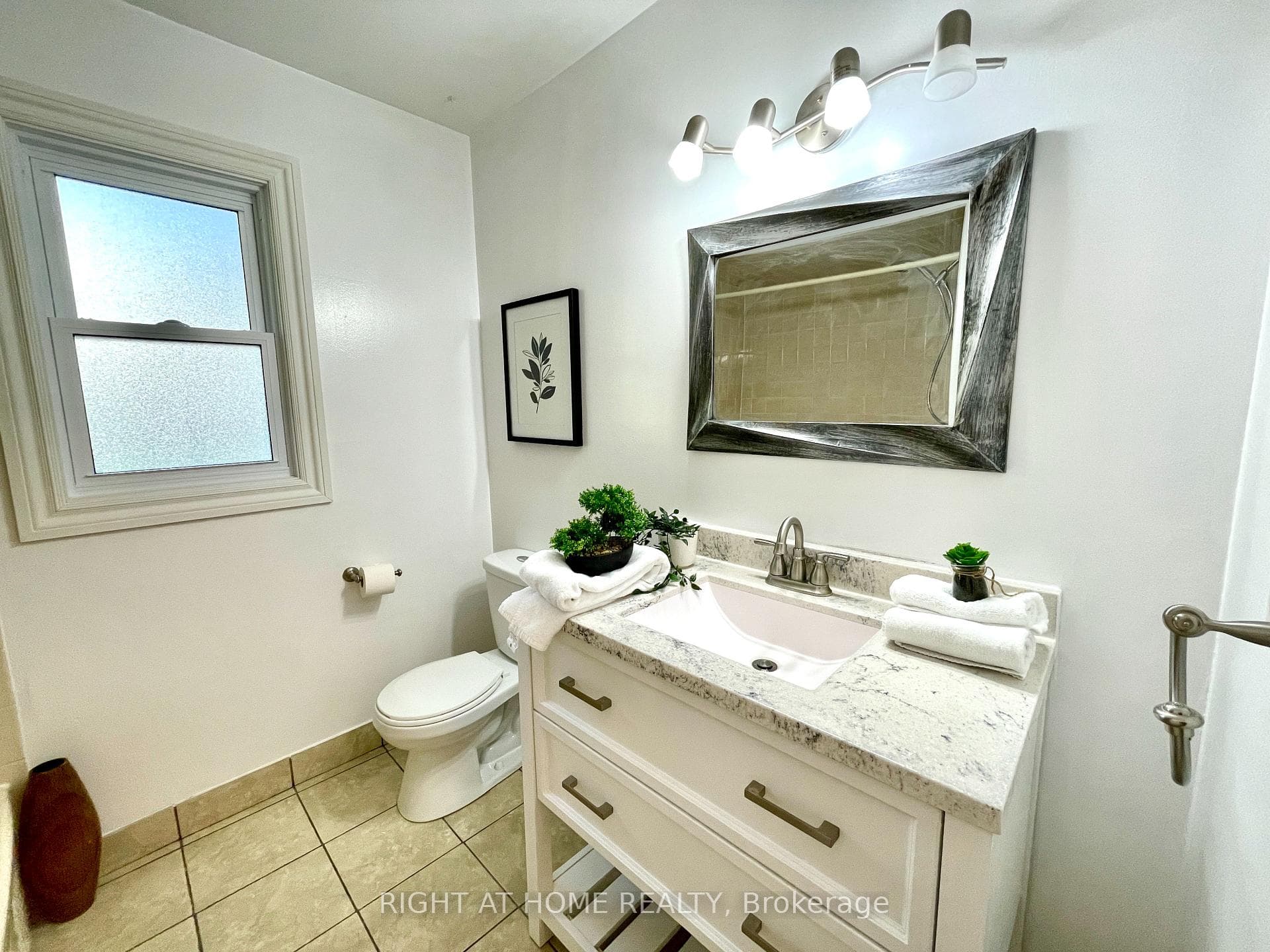 941 Victoria Street photo 17