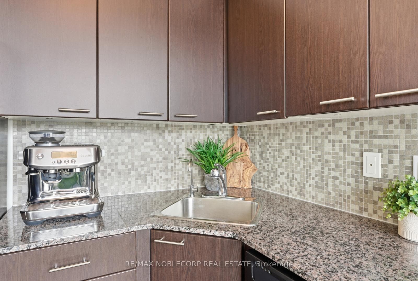 15 Bruyeres Mews Unit 1106 photo 18