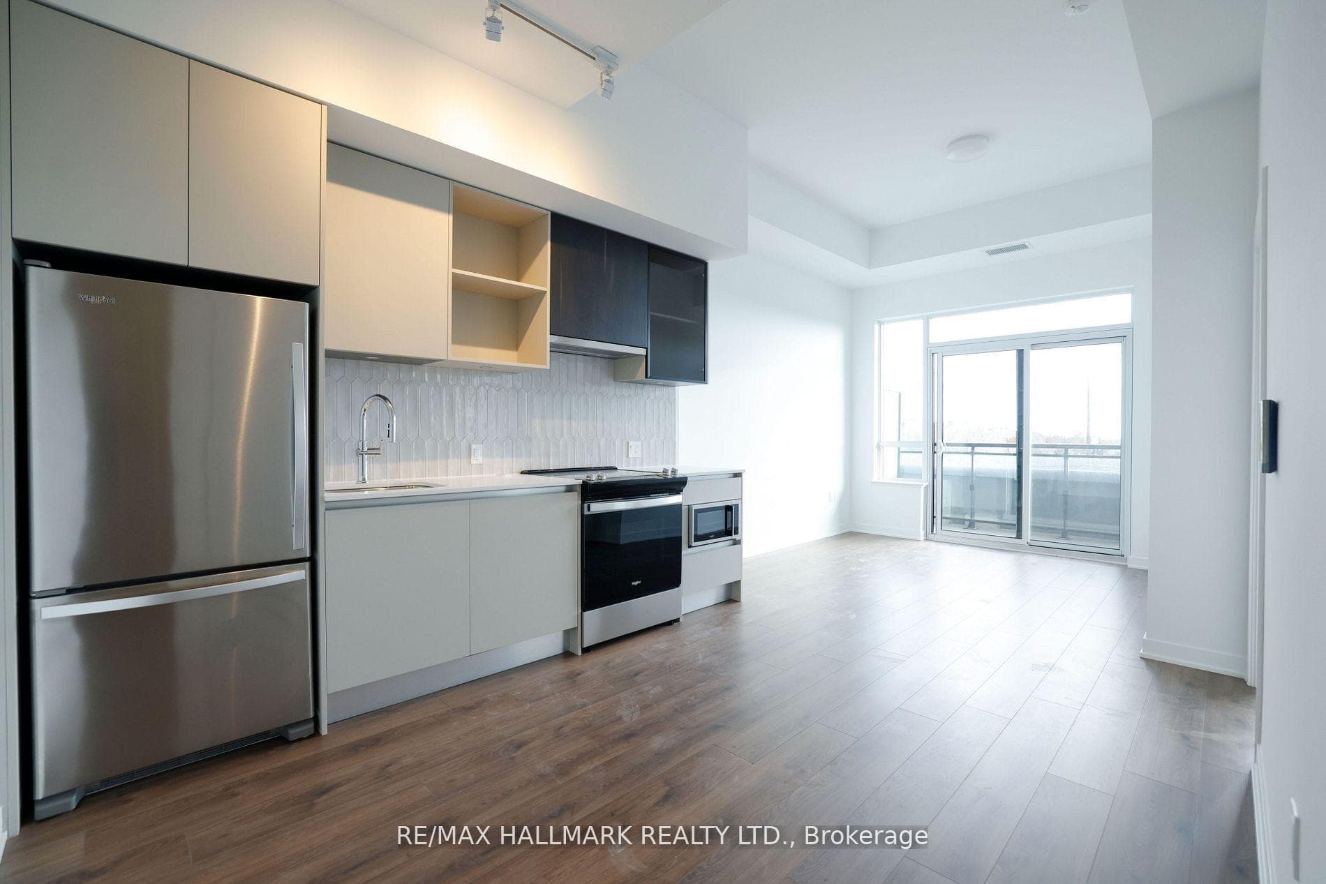 395 Dundas Street Unit 215 photo 1