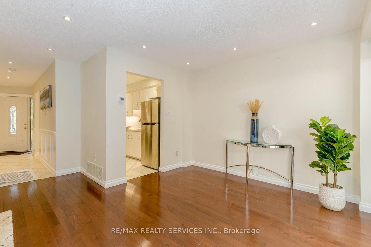 1039 Runnymead Crescent photo 9