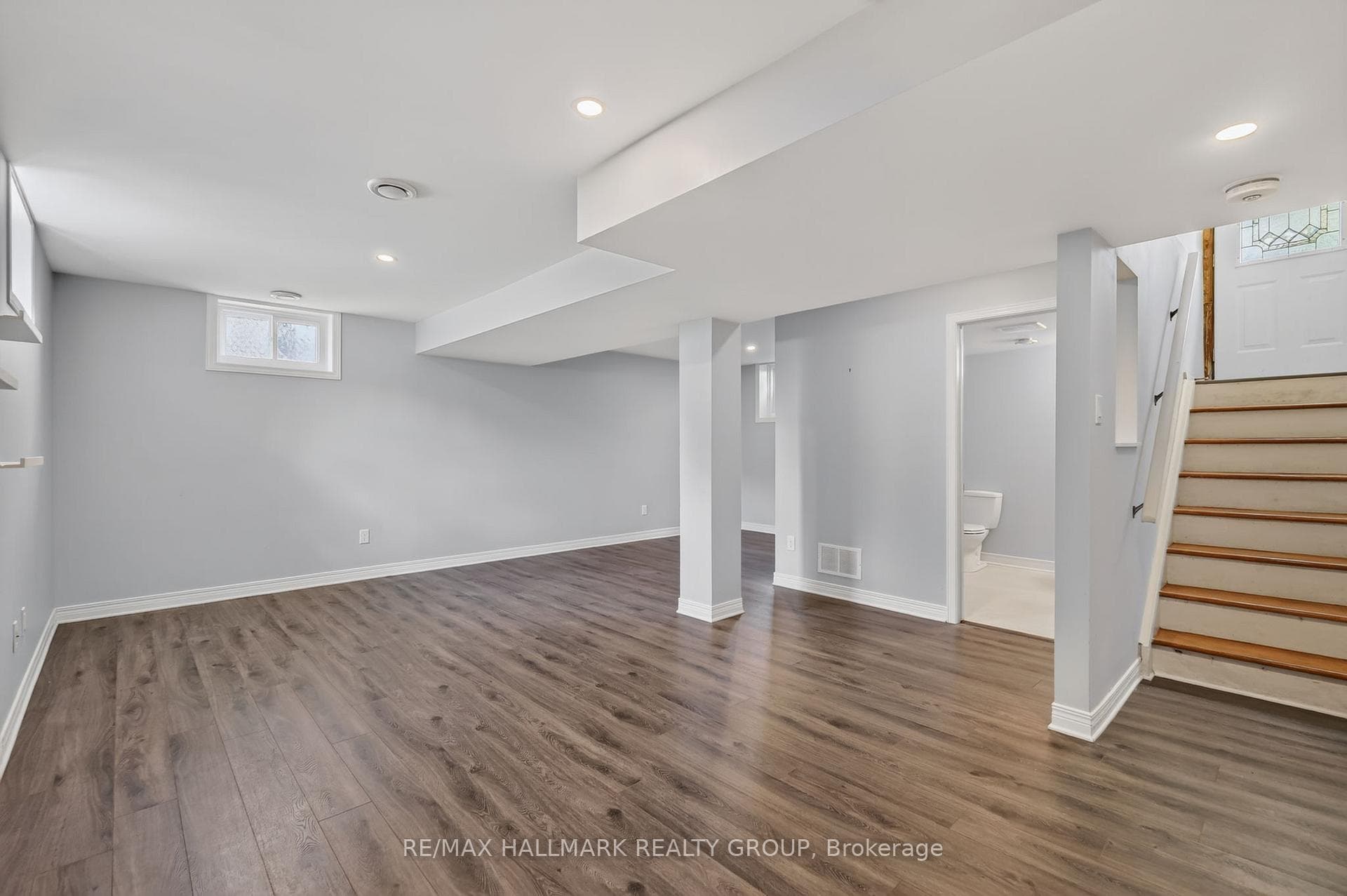 738 Stiles Crescent photo 35