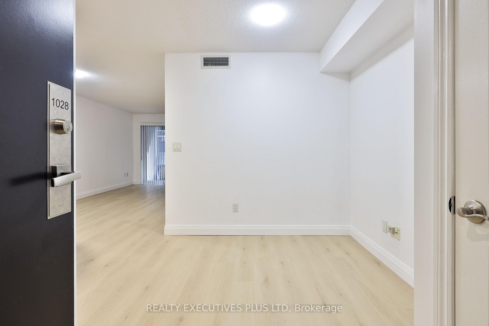 250 Wellington Street Unit 1028 photo 2