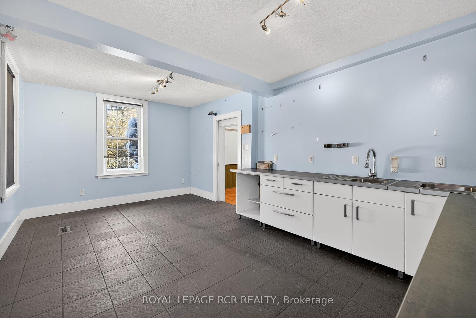 815 Forks of the Credit Road photo 17