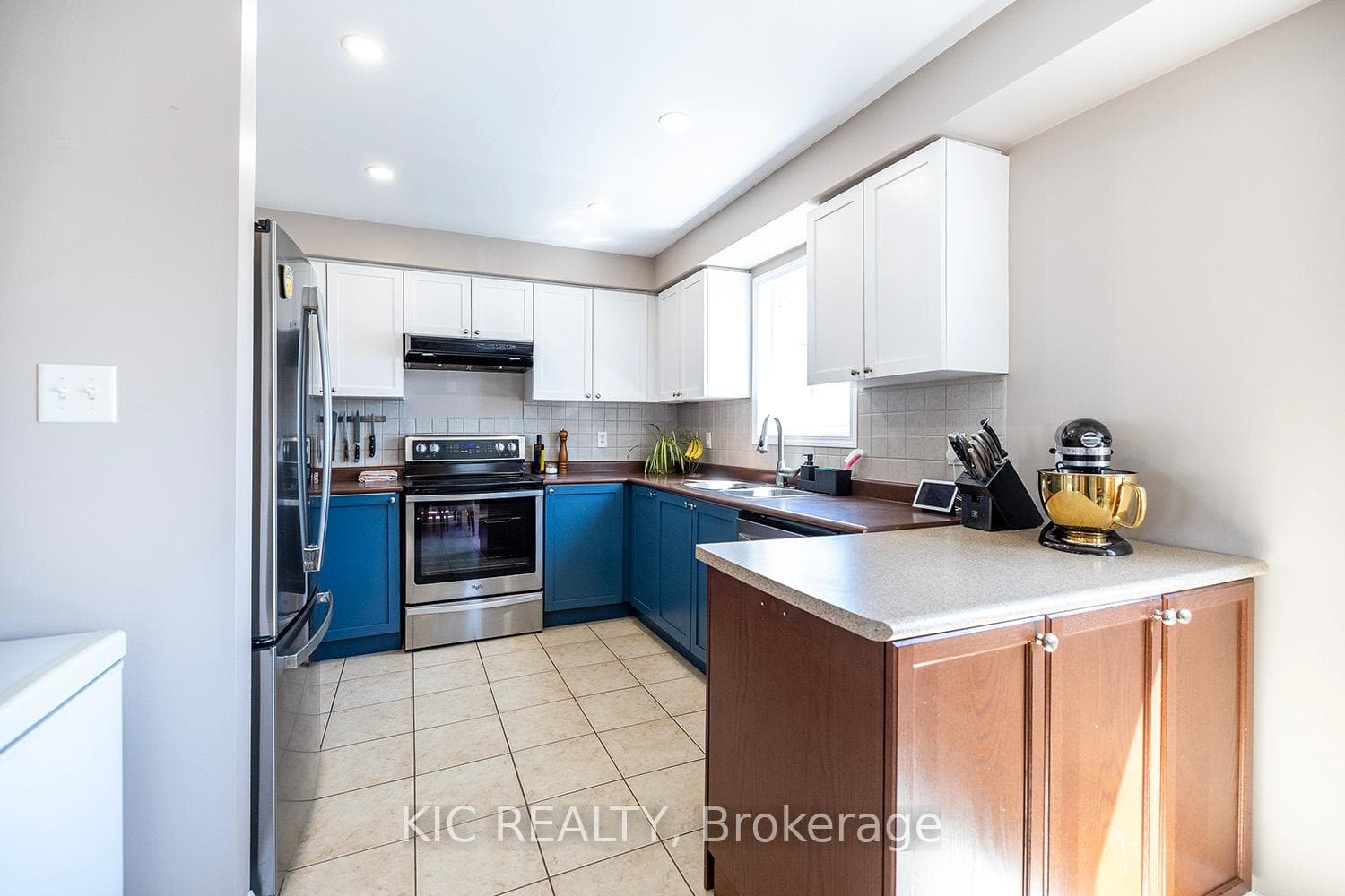 899 Bourne Crescent photo 16