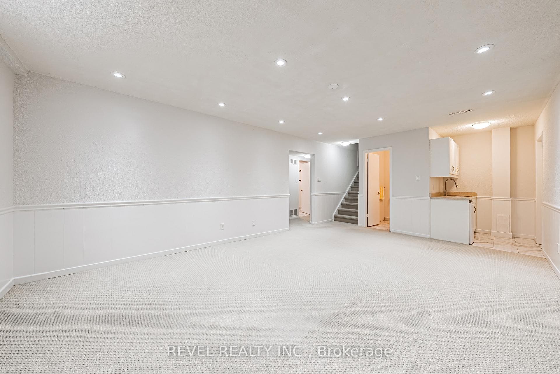 2546 Robinson Street photo 32