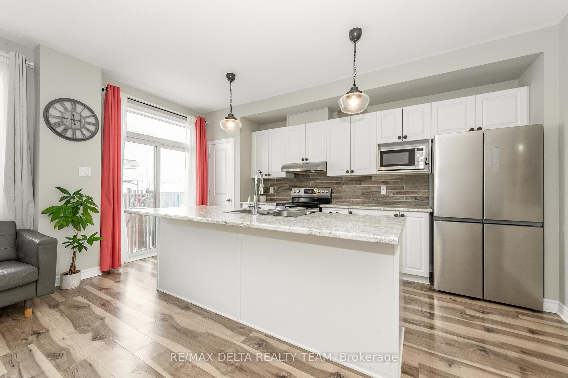 553 Hyssop Street photo 8