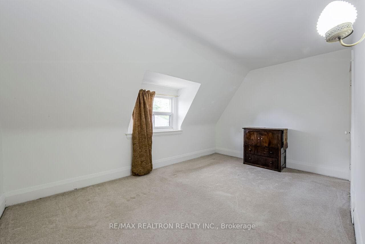 554 Christie Street photo 29