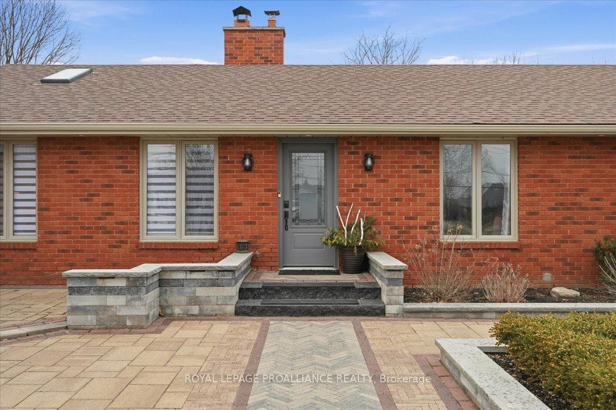 300 Farnham Road photo 4