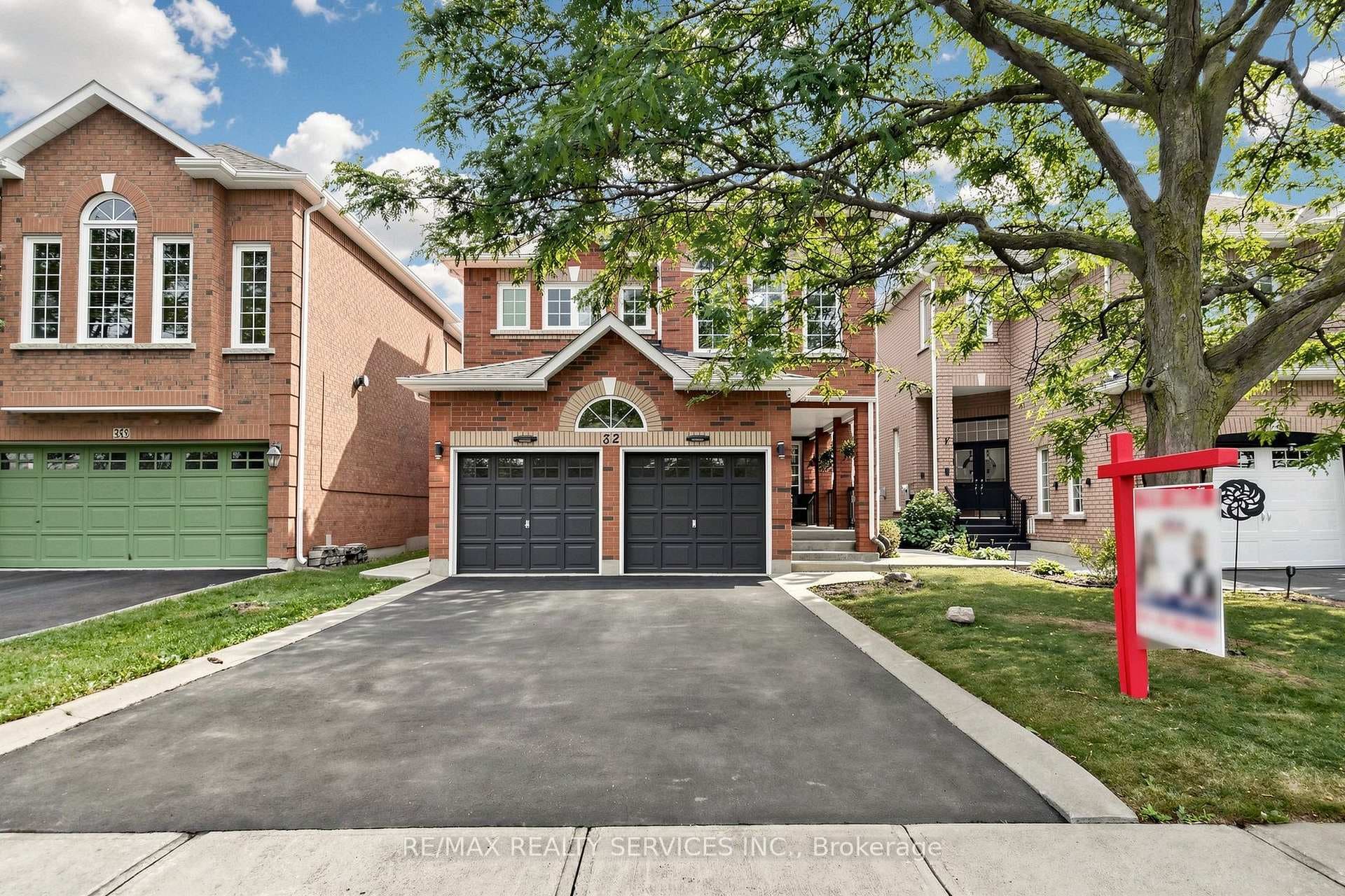 32 Hillpath Crescent photo 3