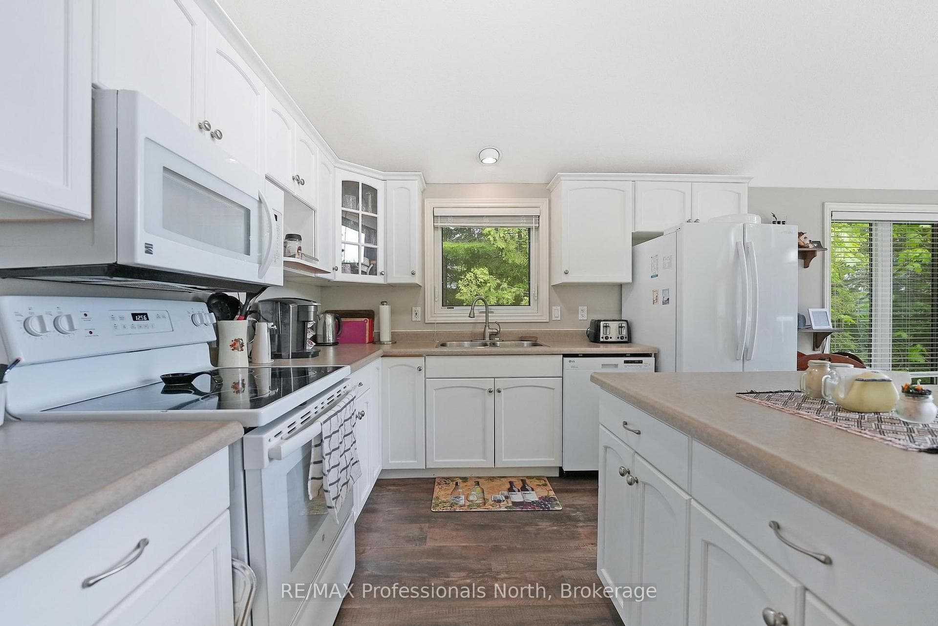 1093 Comak Crescent photo 24