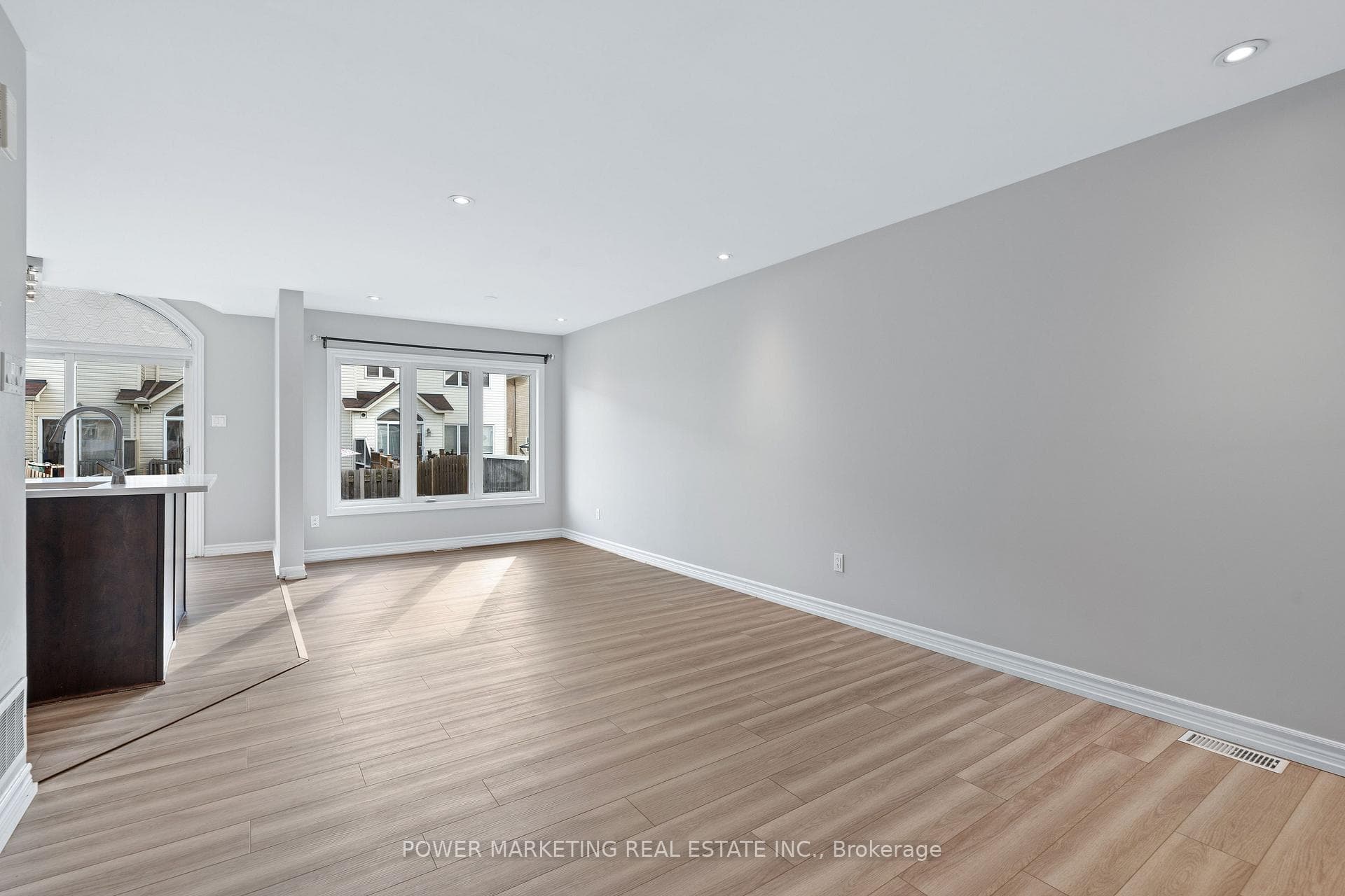 245 SILVERMOON Crescent photo 3