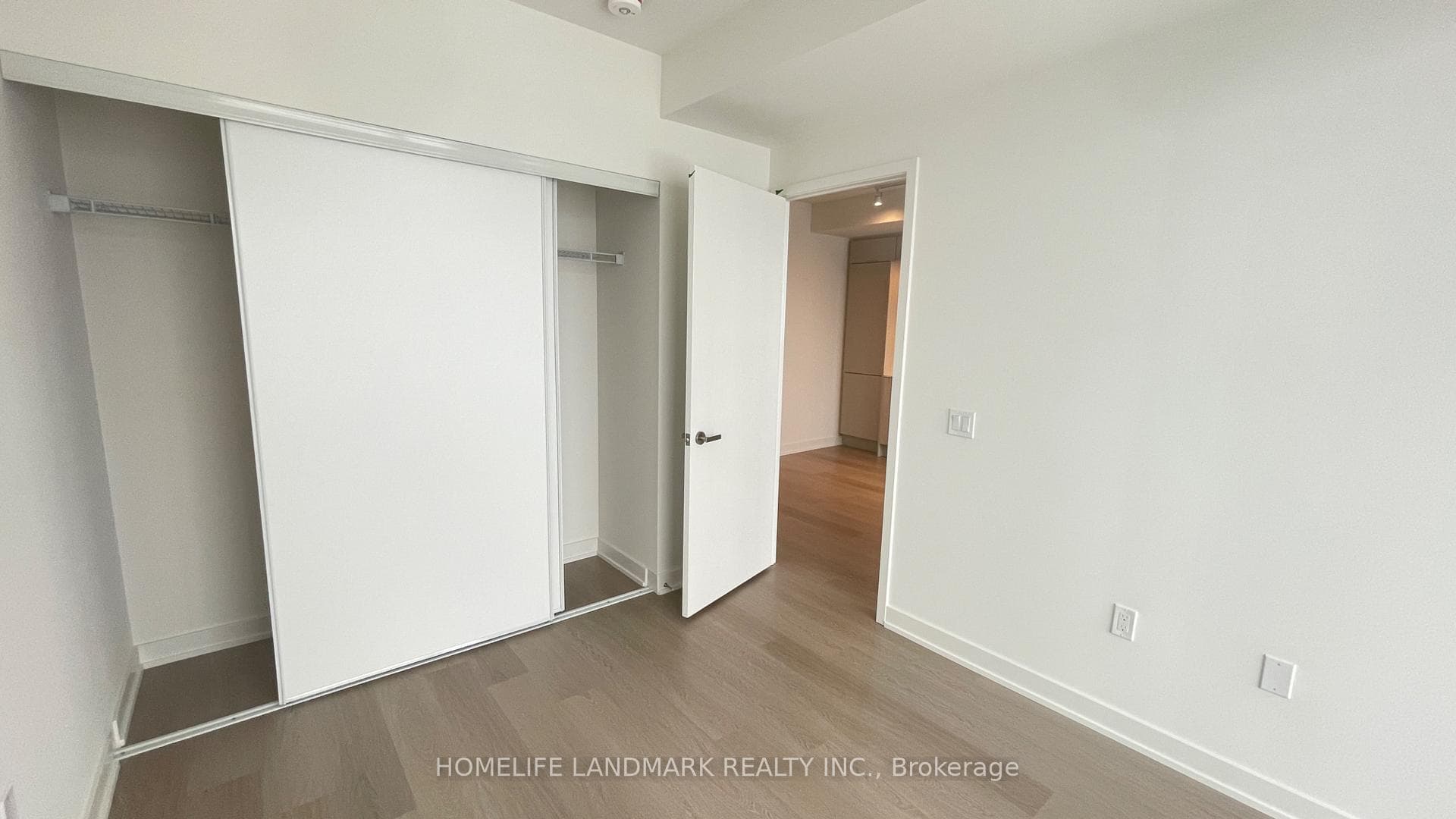 448 Burnhamthorpe Road Unit 2409 photo 6