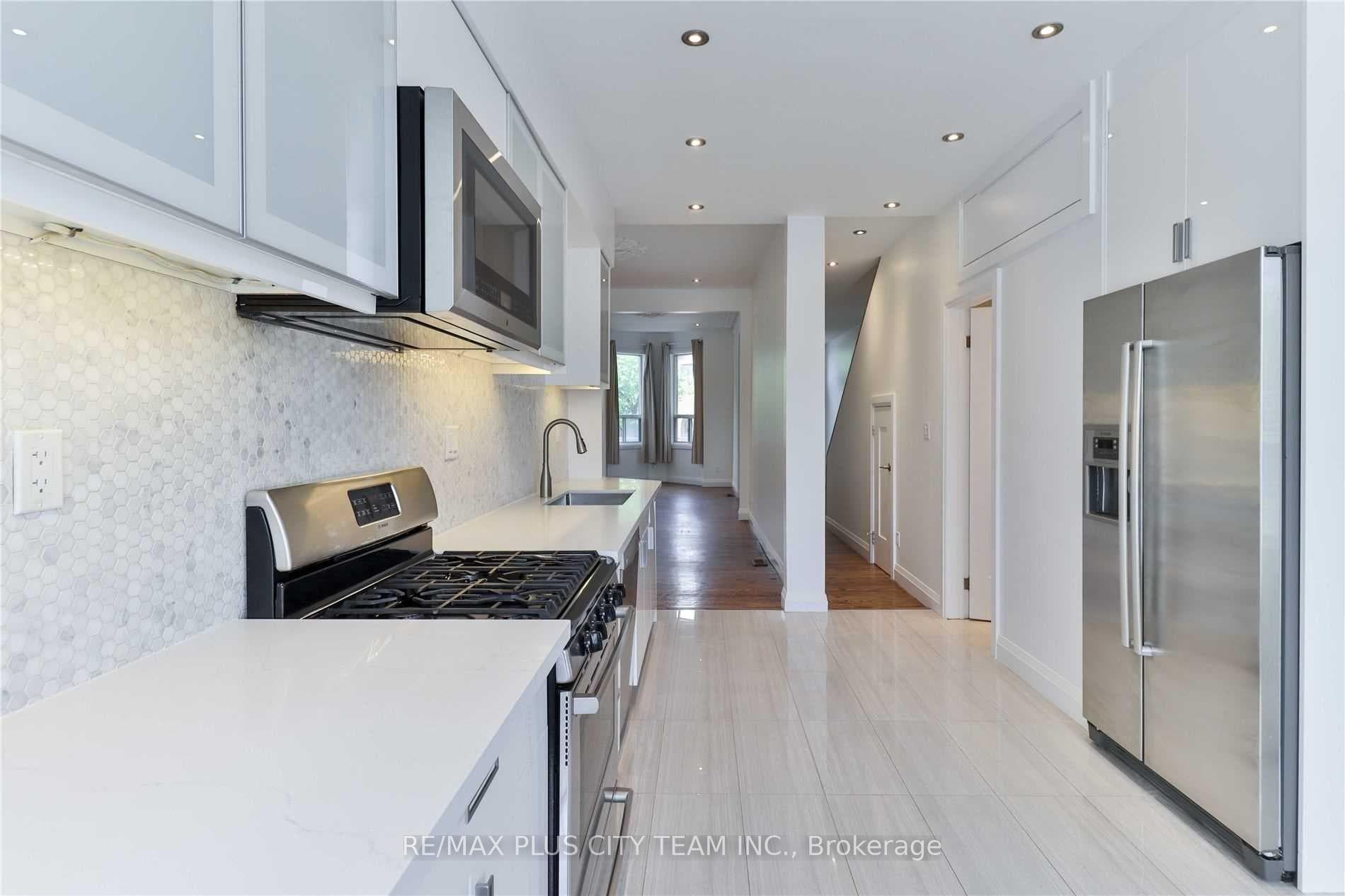 153 Niagara Street Unit Upper photo 17