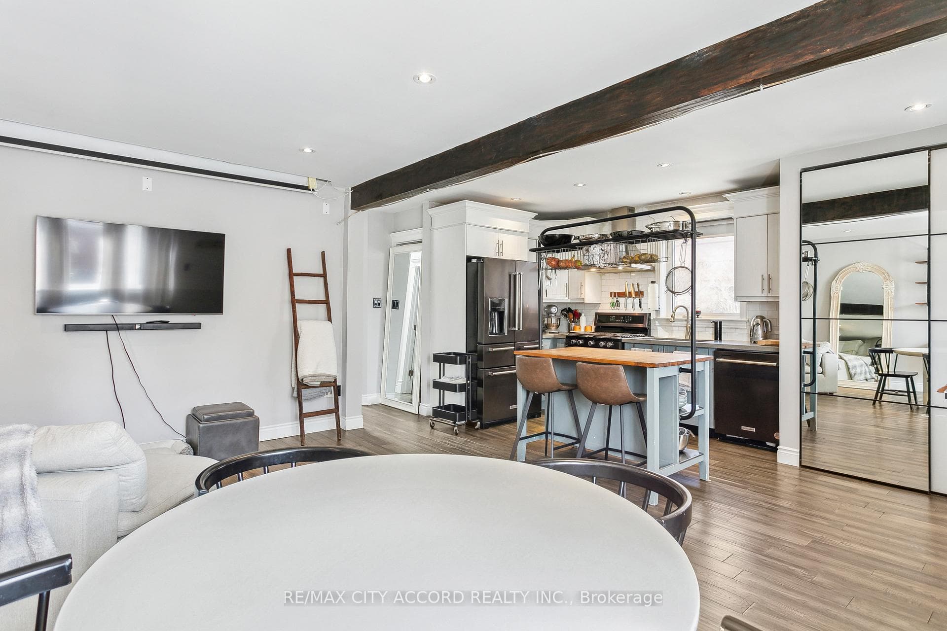 2108 Lawrence Avenue photo 8
