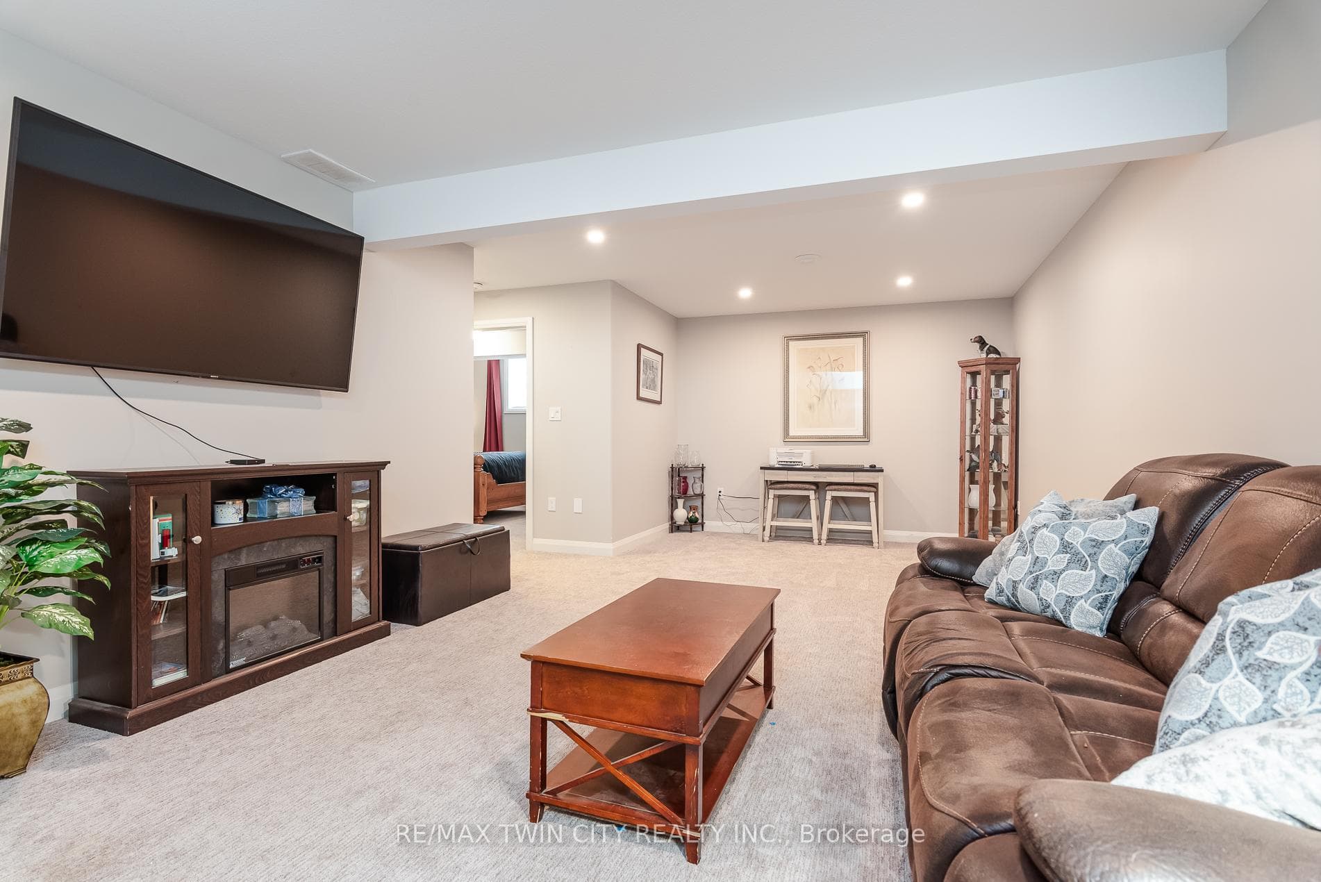 82 Rowe Avenue photo 32