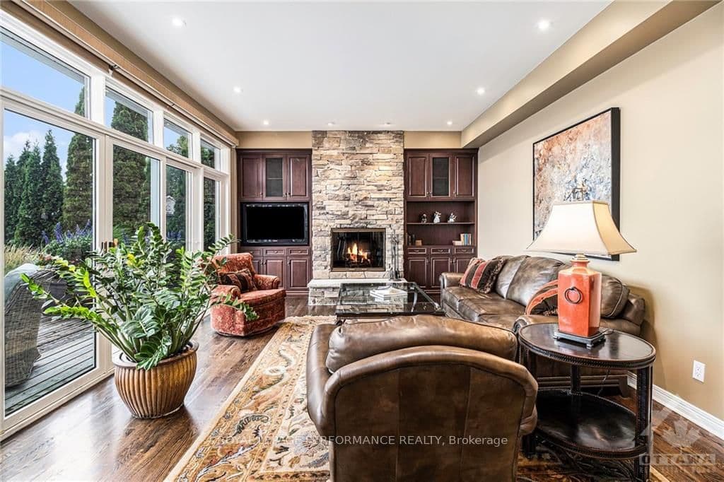164 KEHOE Street photo 4