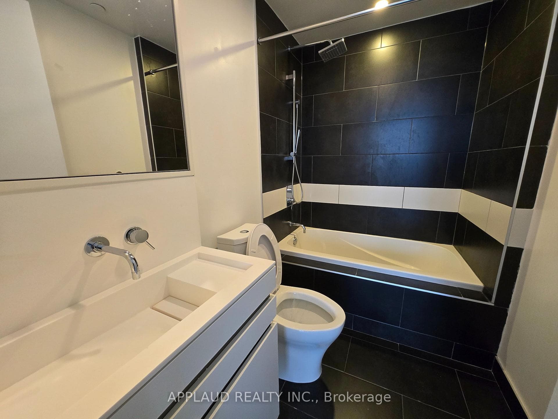 197 Yonge Street Unit 5002 photo 10