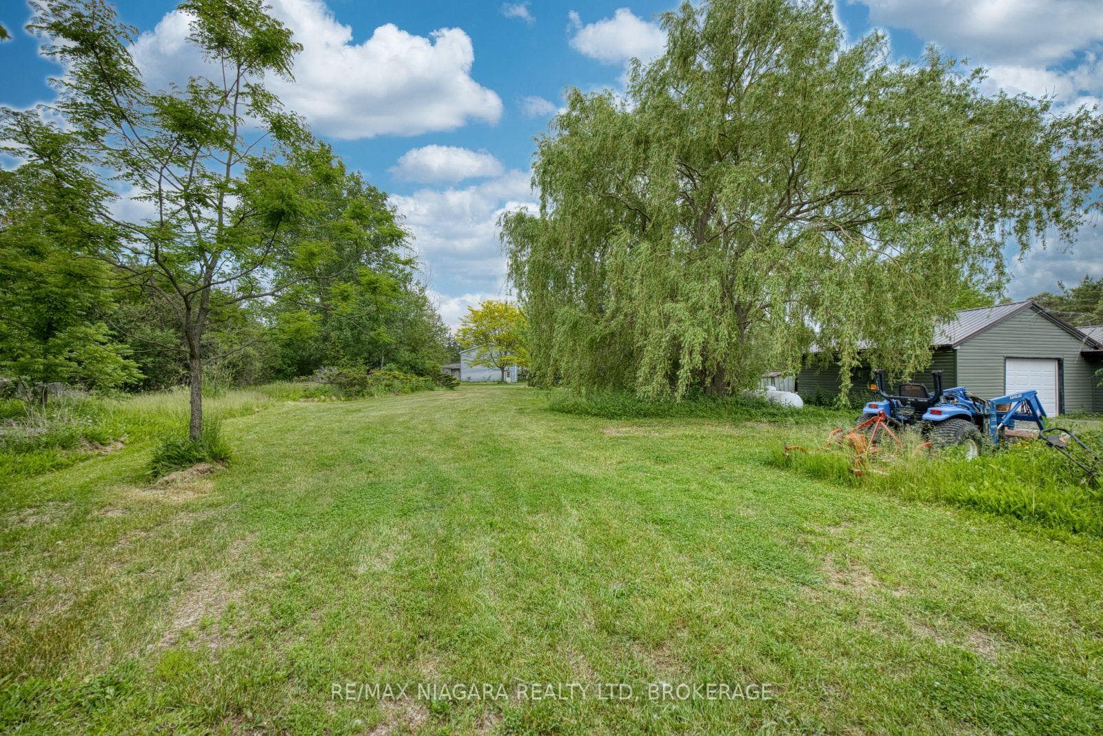 1674 Ridgemount Road photo 2