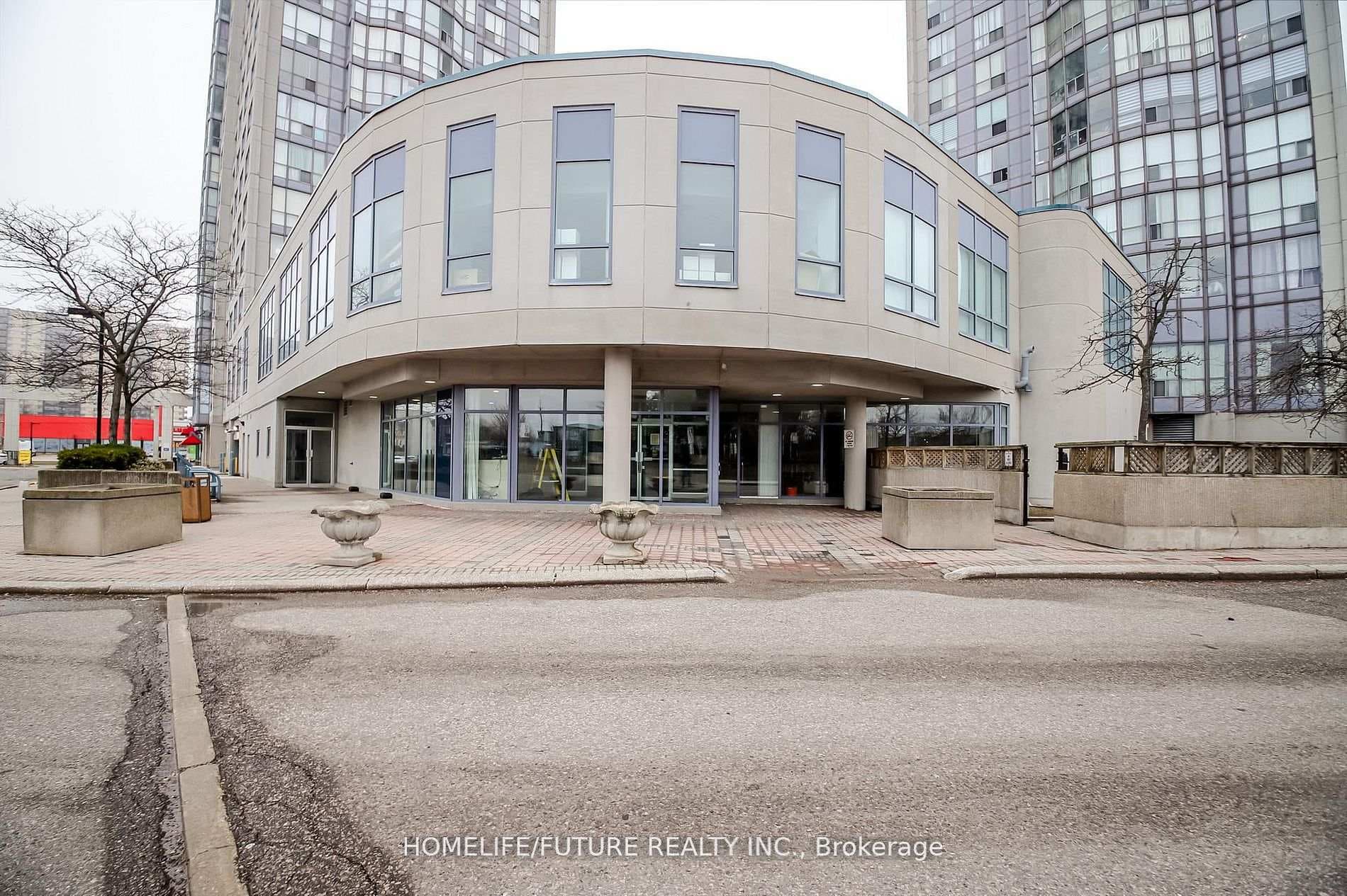 2550 Lawrence Avenue Unit 816 photo 6