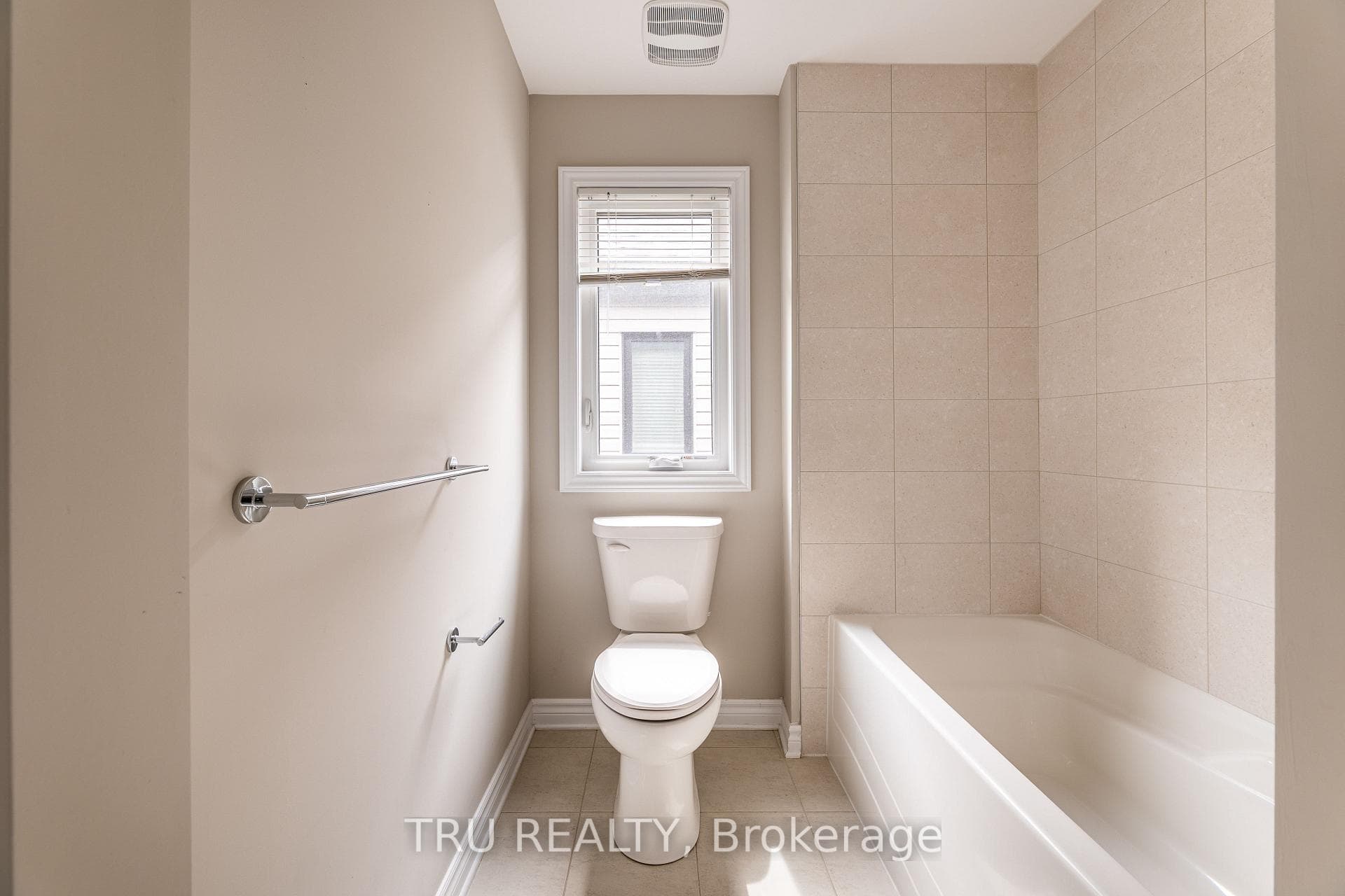 121 DISCOVERY Crescent photo 33