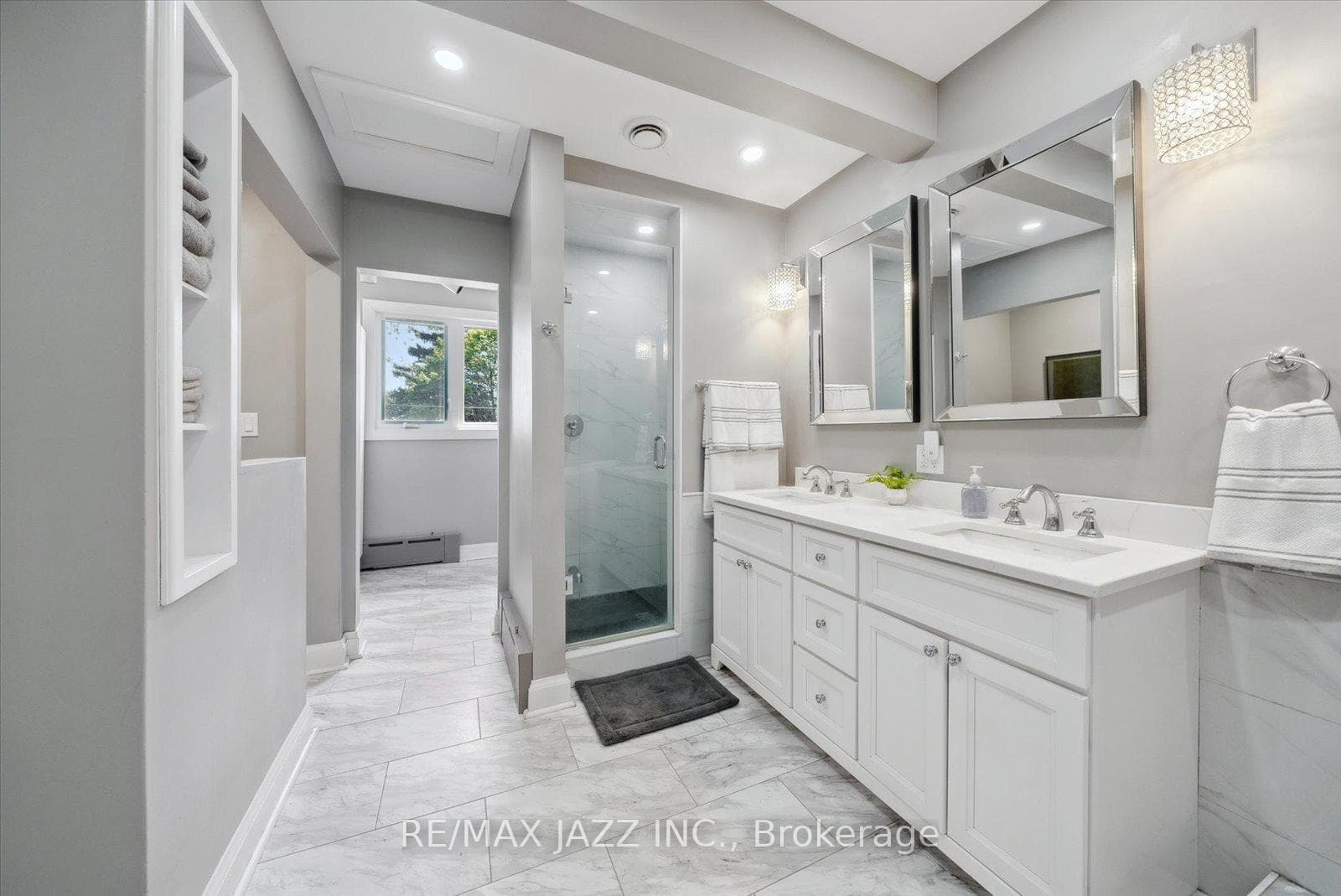 Huge luxurious 5 pce bathroom
