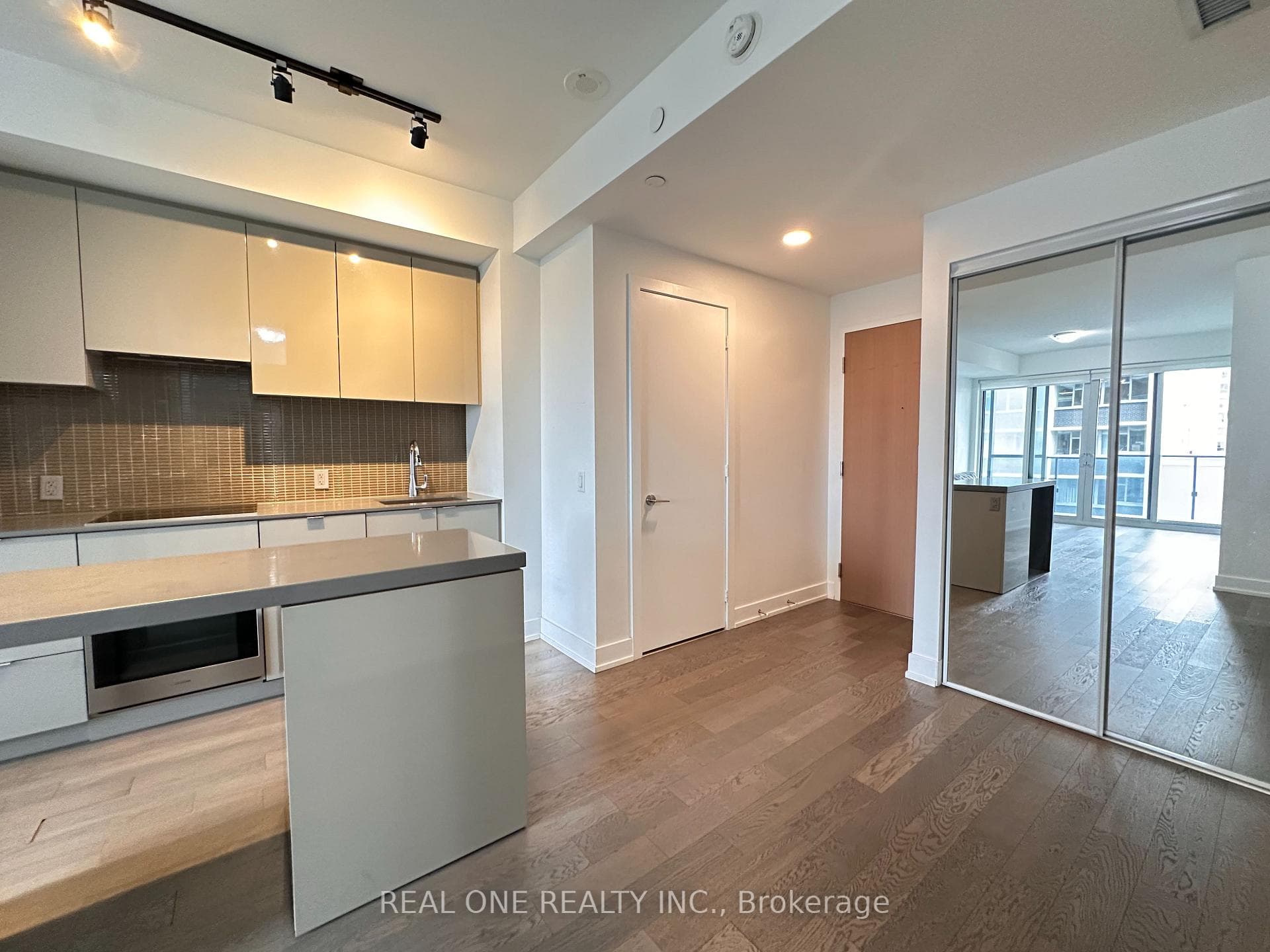 7 Grenville Street Unit 1606 photo 3