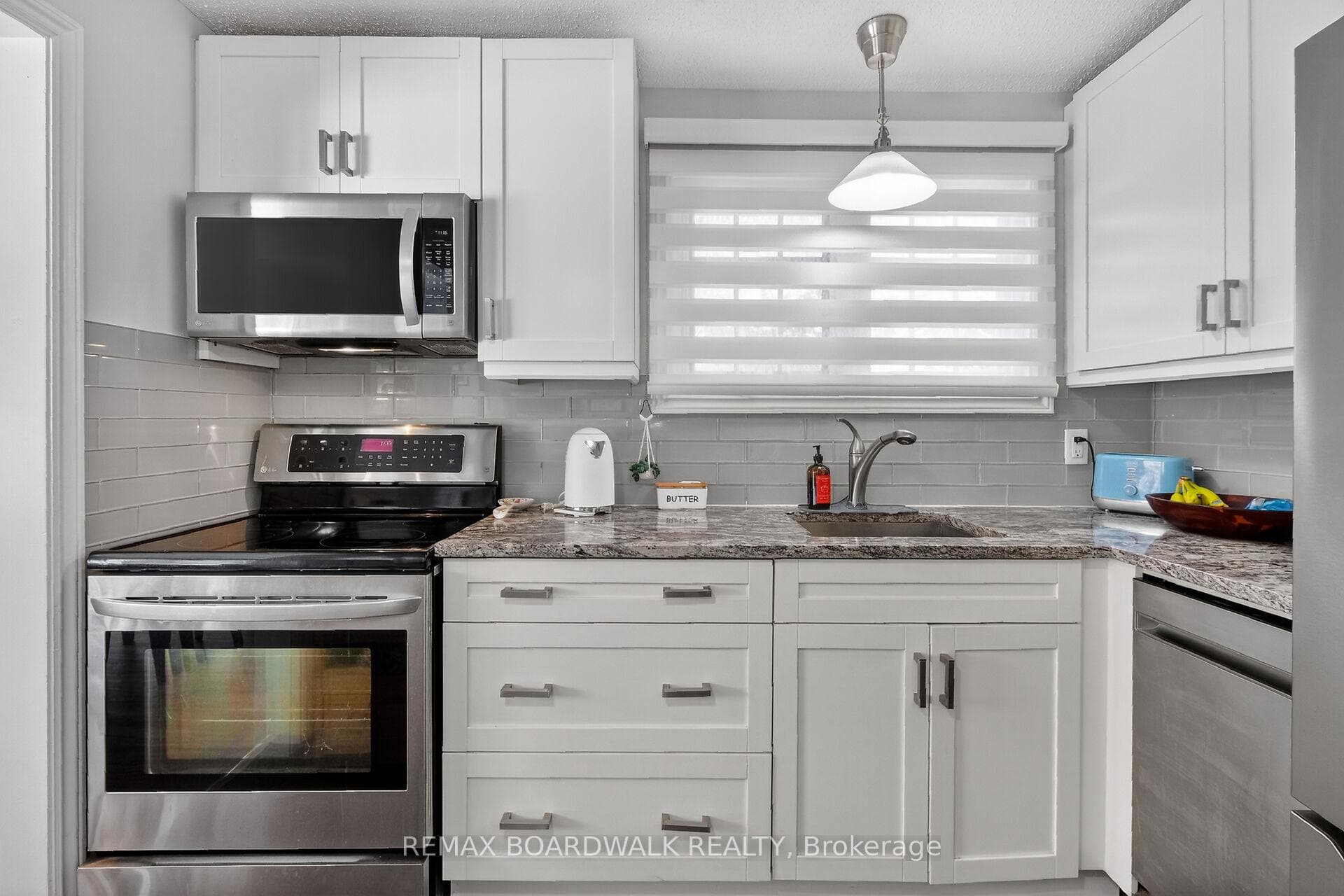 2462 Tupper Avenue photo 25