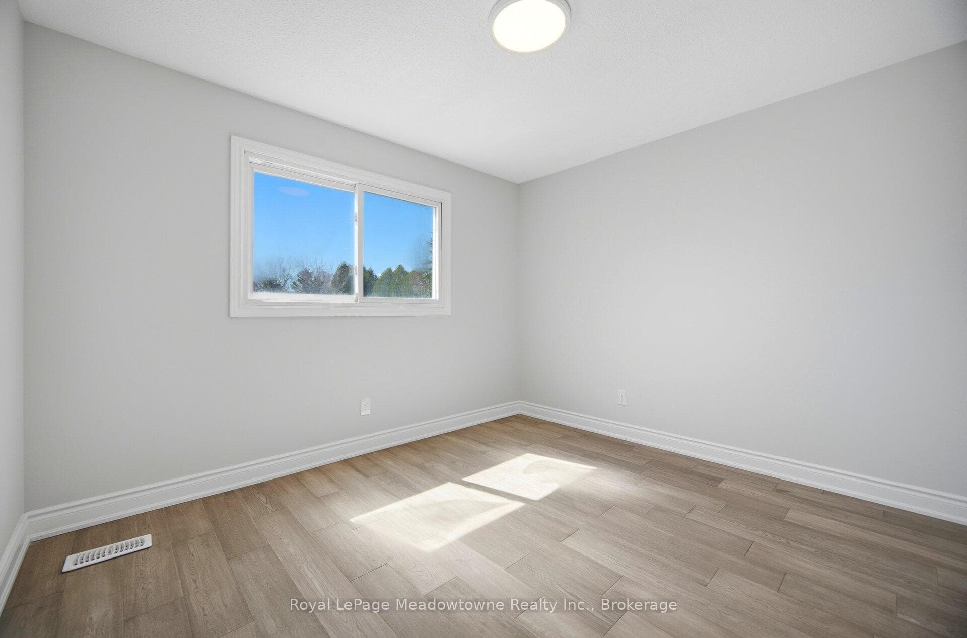 680 Raglan Street photo 19