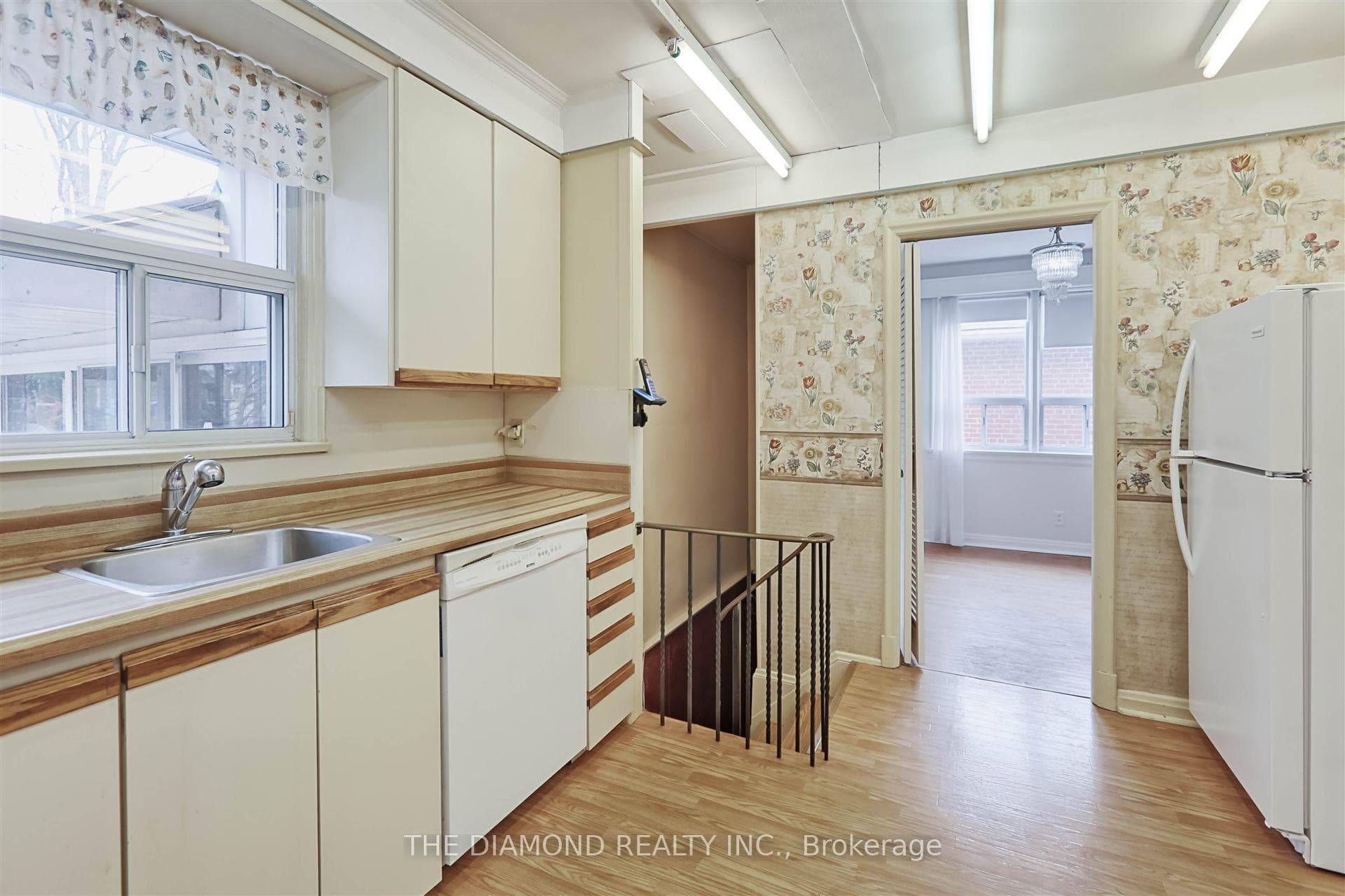 4670 Dundas Street photo 10