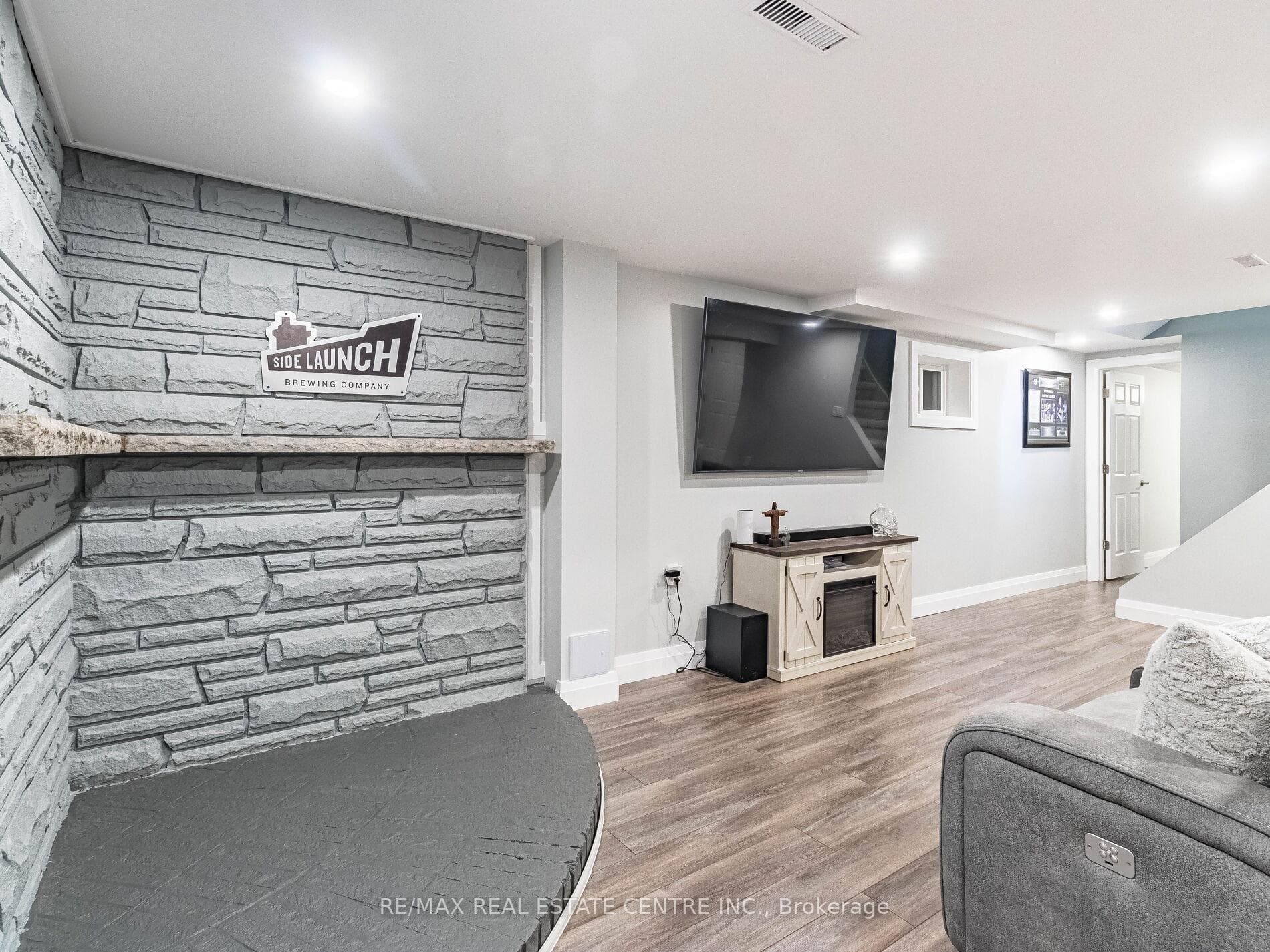 8 Dywin Court photo 32