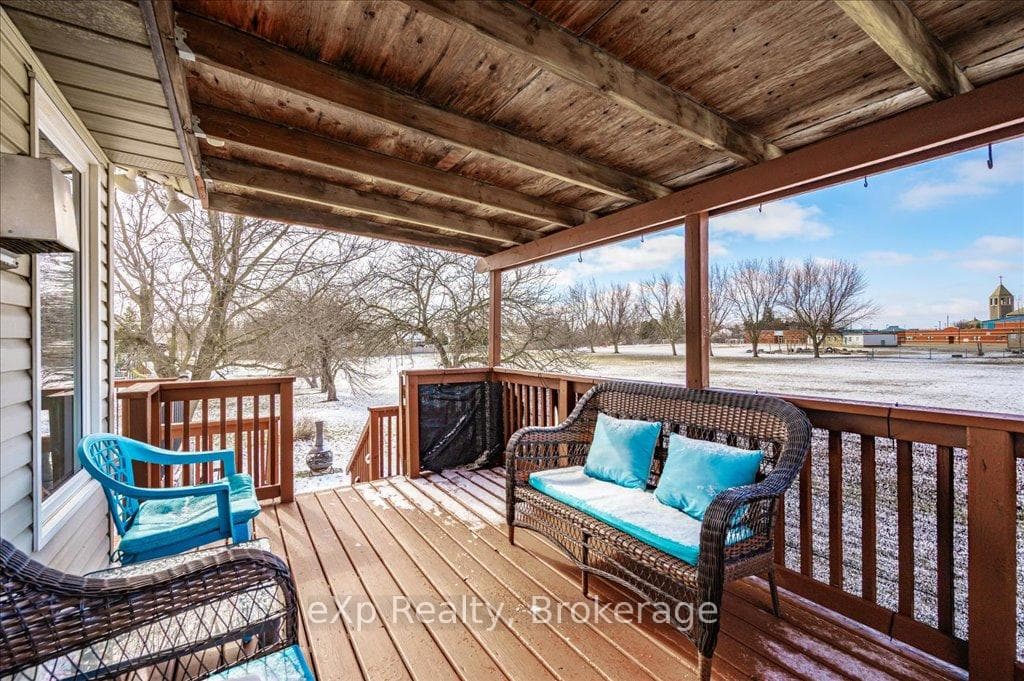 260 Strathallan Street photo 41
