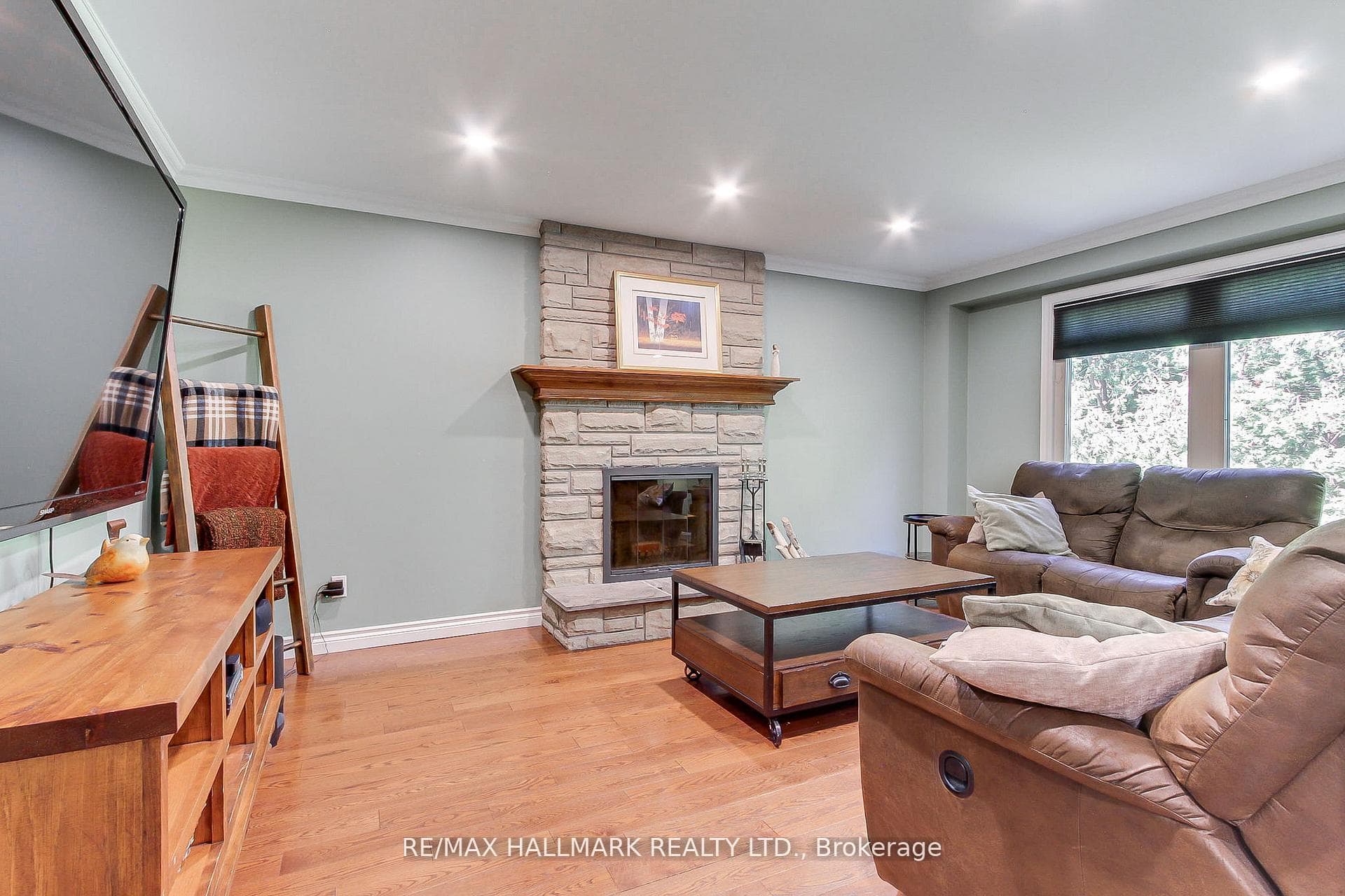 865 Arnold Crescent photo 19