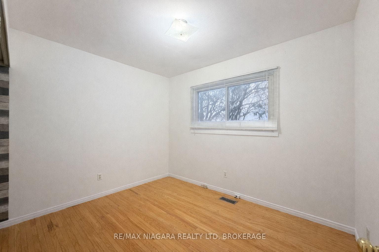 128 Toulon Crescent photo 9
