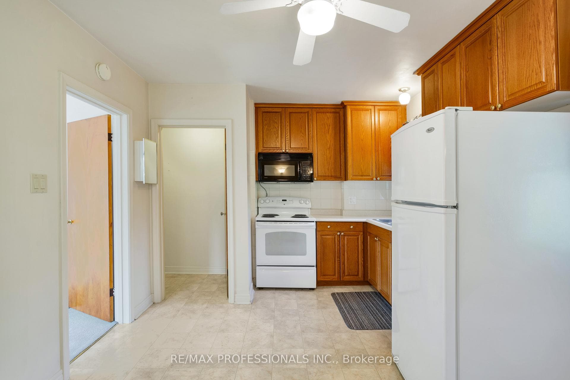 38 Van Stassen Boulevard photo 13