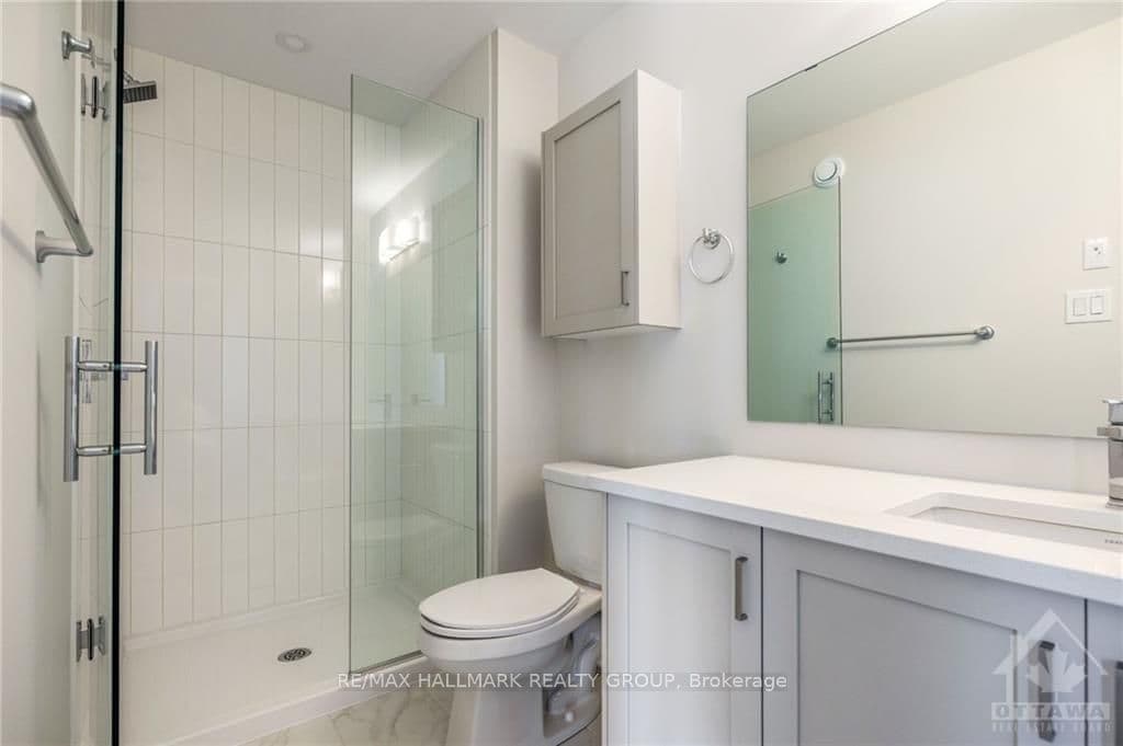 121 BRISTOL Crescent photo 10