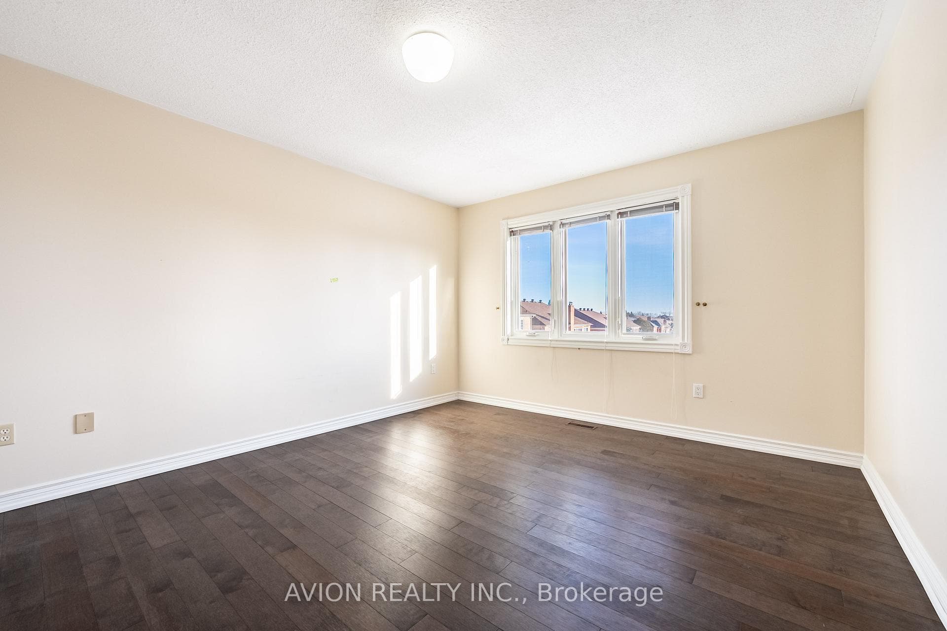 103 Spadina Road photo 25